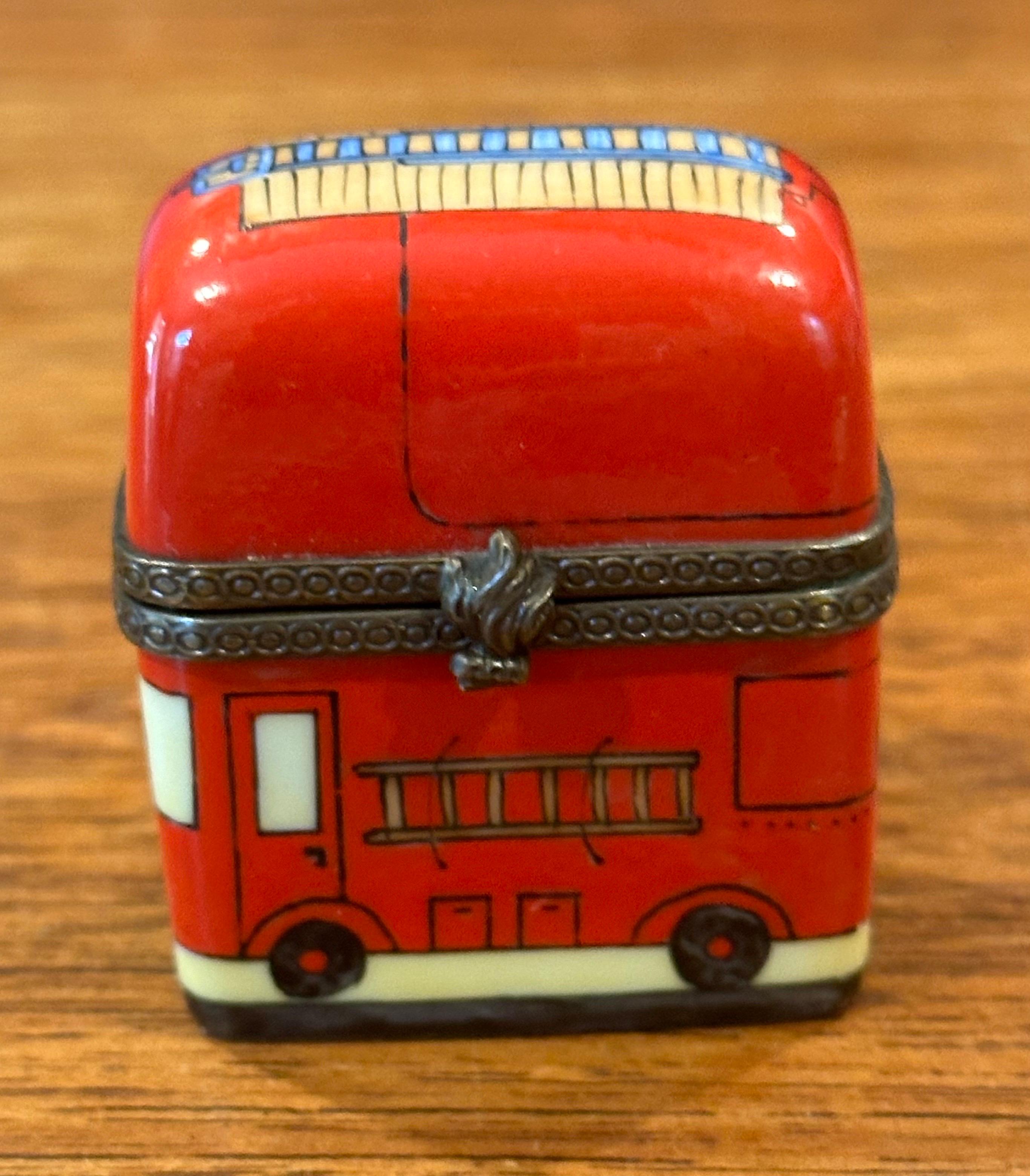 Caja de baratijas de porcelana Peint Main Vintage Fire Truck de Limoges en venta 4