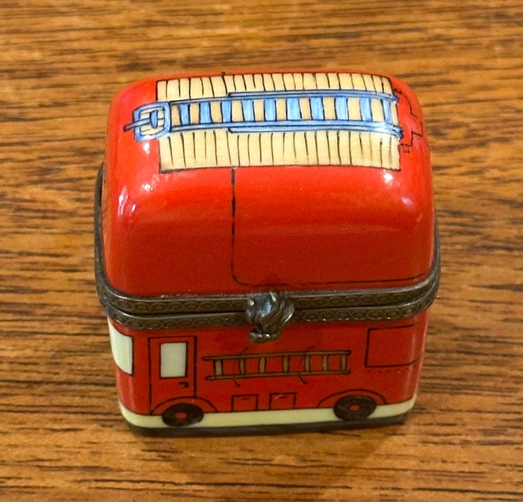 Caja de baratijas de porcelana Peint Main Vintage Fire Truck de Limoges en venta 5