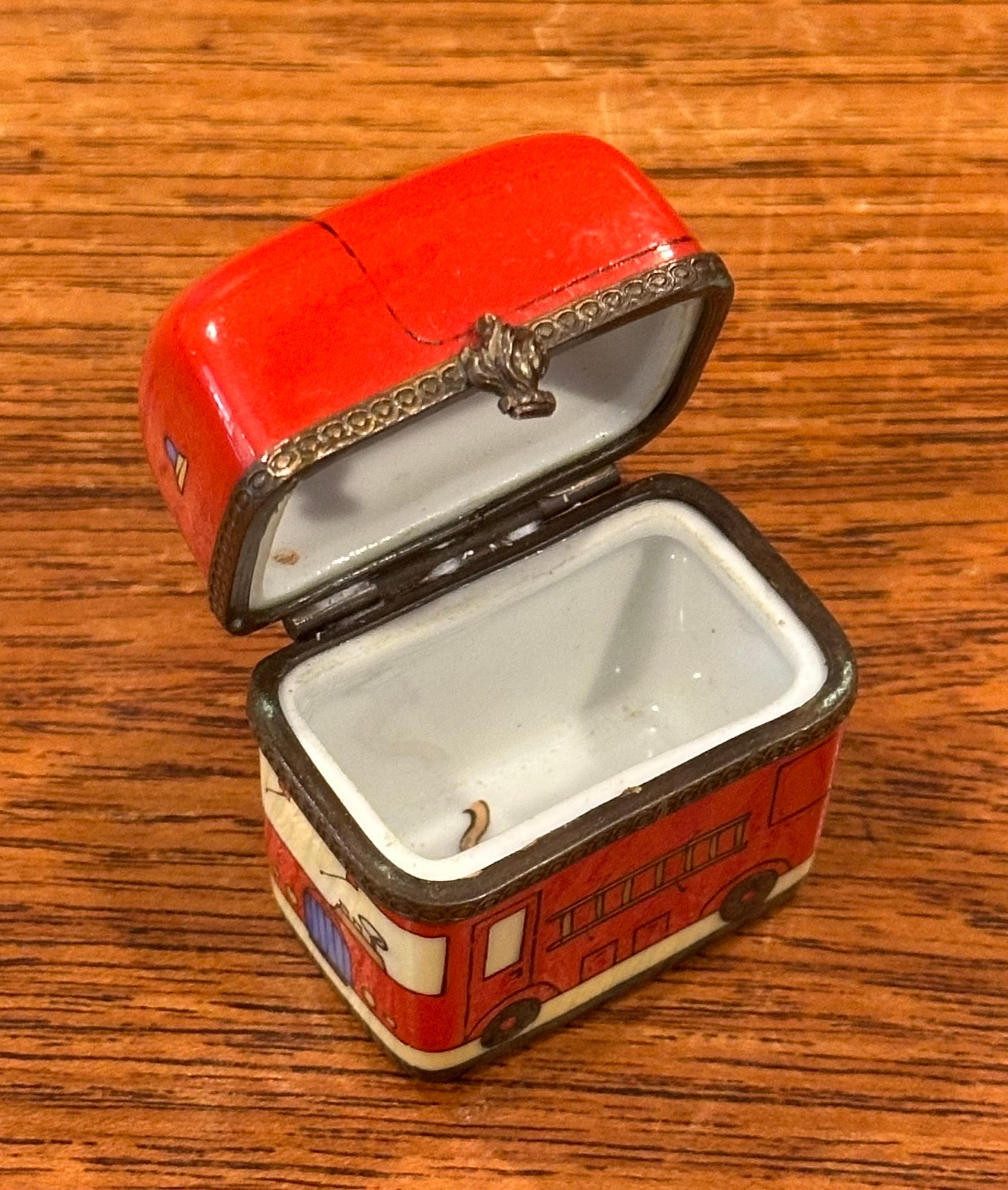 Caja de baratijas de porcelana Peint Main Vintage Fire Truck de Limoges en venta 7