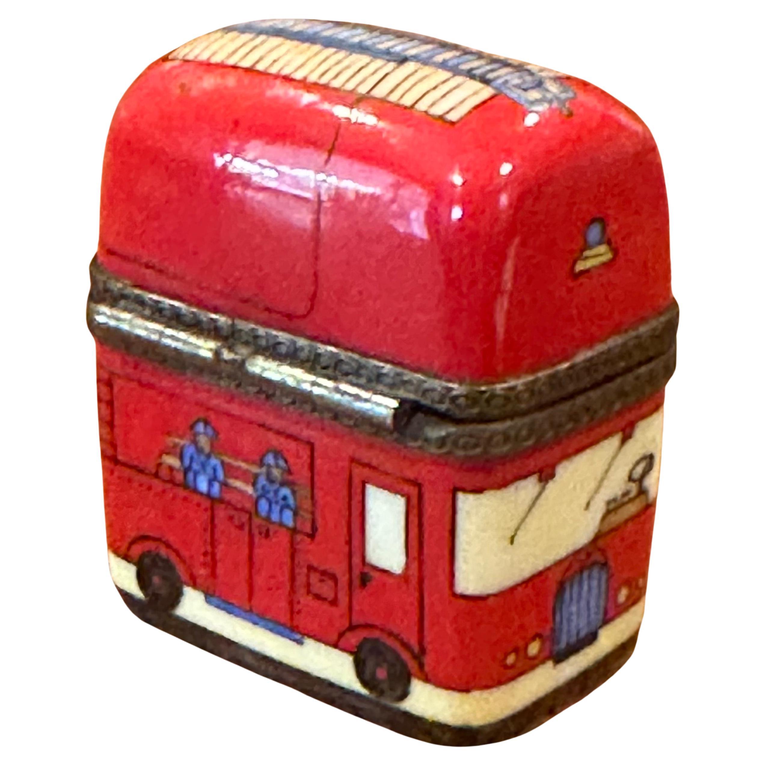Preciosa caja de baratijas de porcelana peint principal (pintada a mano) vintage de camión de bomberos de Limoges, alrededor de la década de 1970. Esta inusual pieza está en muy buen estado vintage y mide 1,5