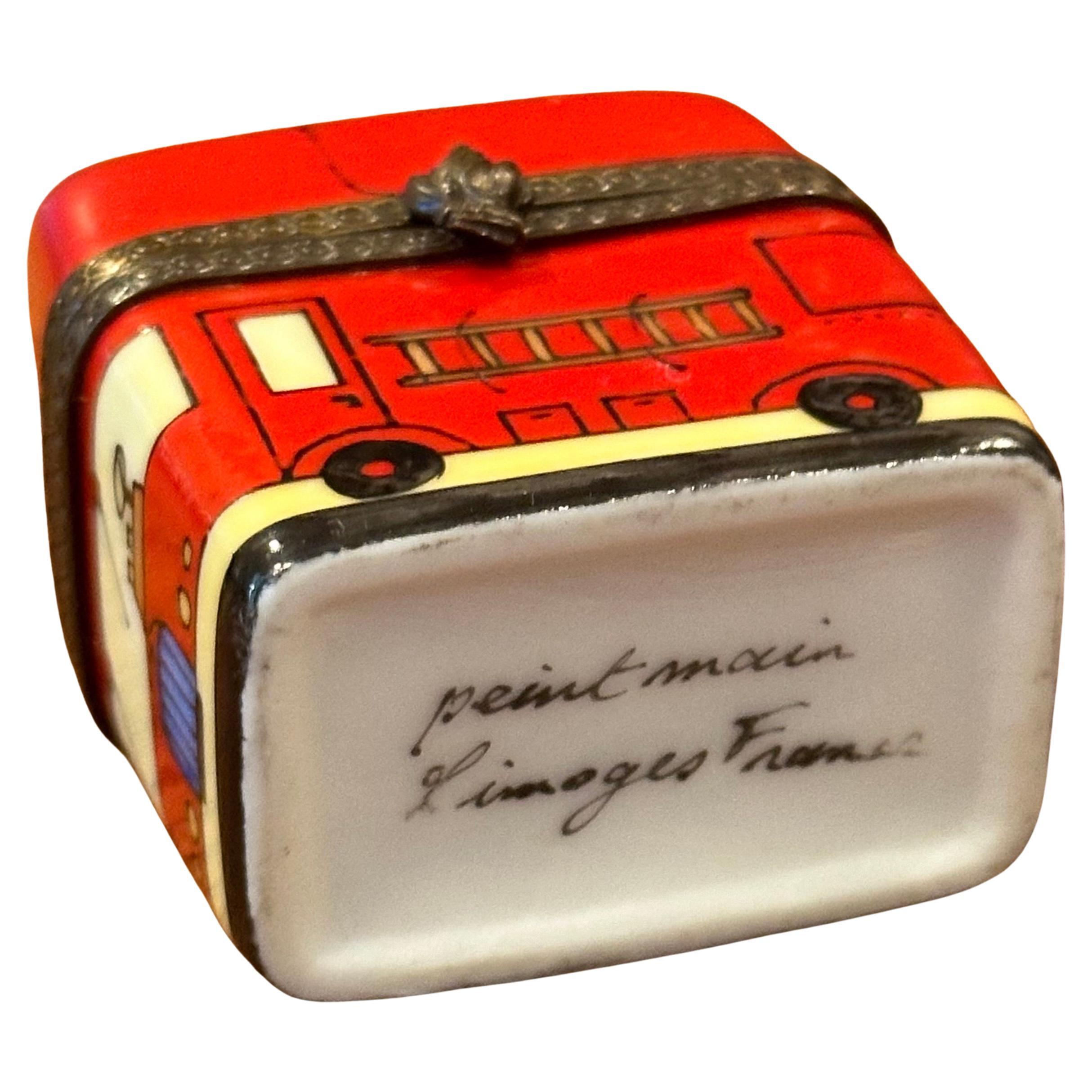 Caja de baratijas de porcelana Peint Main Vintage Fire Truck de Limoges Francés en venta