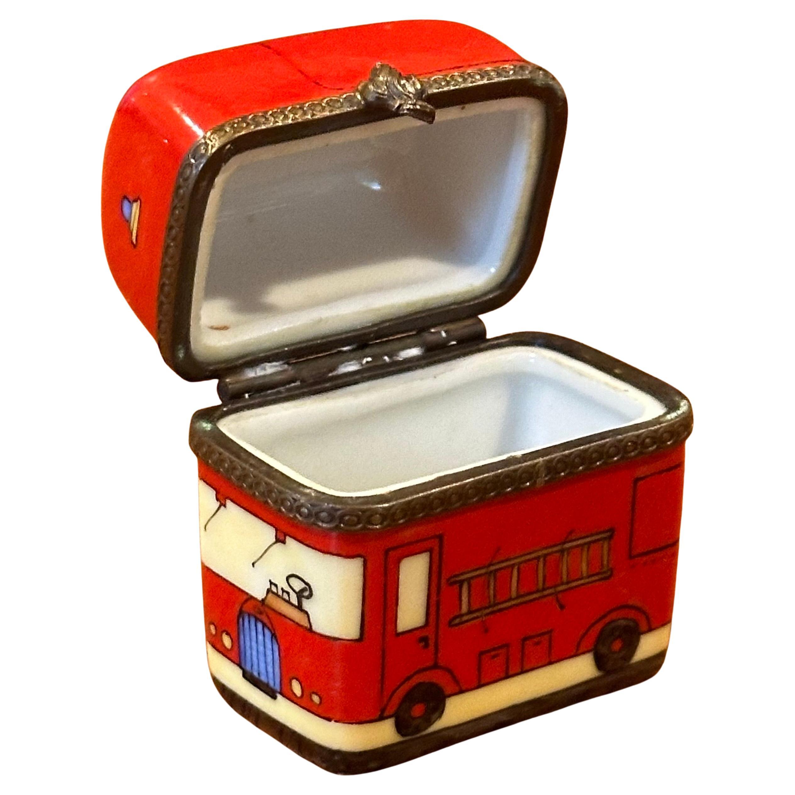 Caja de baratijas de porcelana Peint Main Vintage Fire Truck de Limoges Pintado a mano en venta