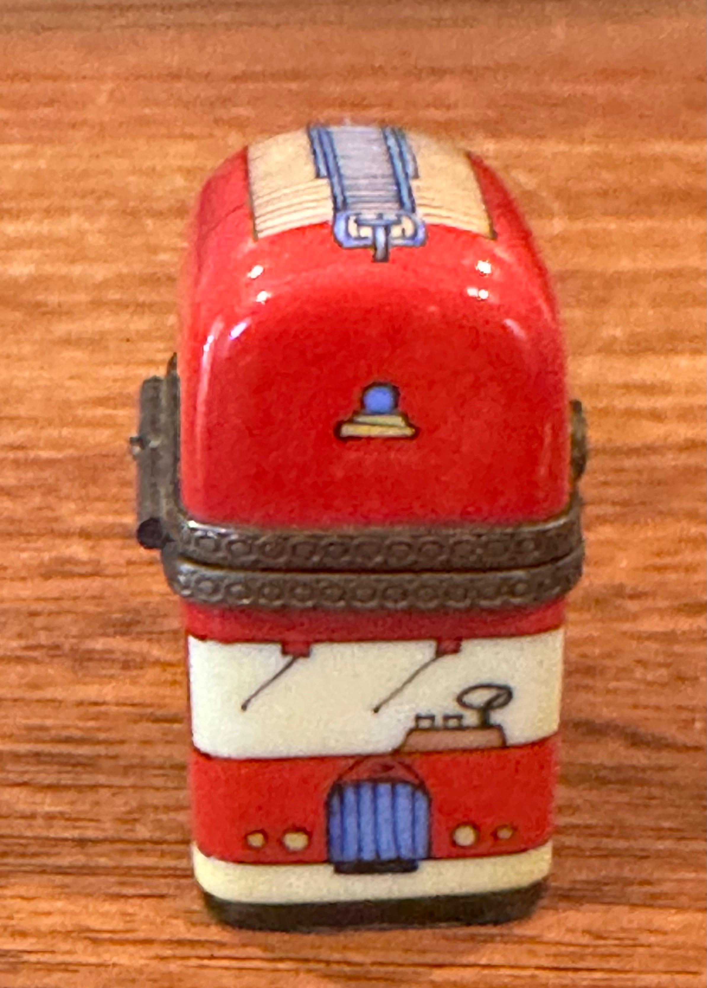 Caja de baratijas de porcelana Peint Main Vintage Fire Truck de Limoges en Bueno estado para la venta en San Diego, CA