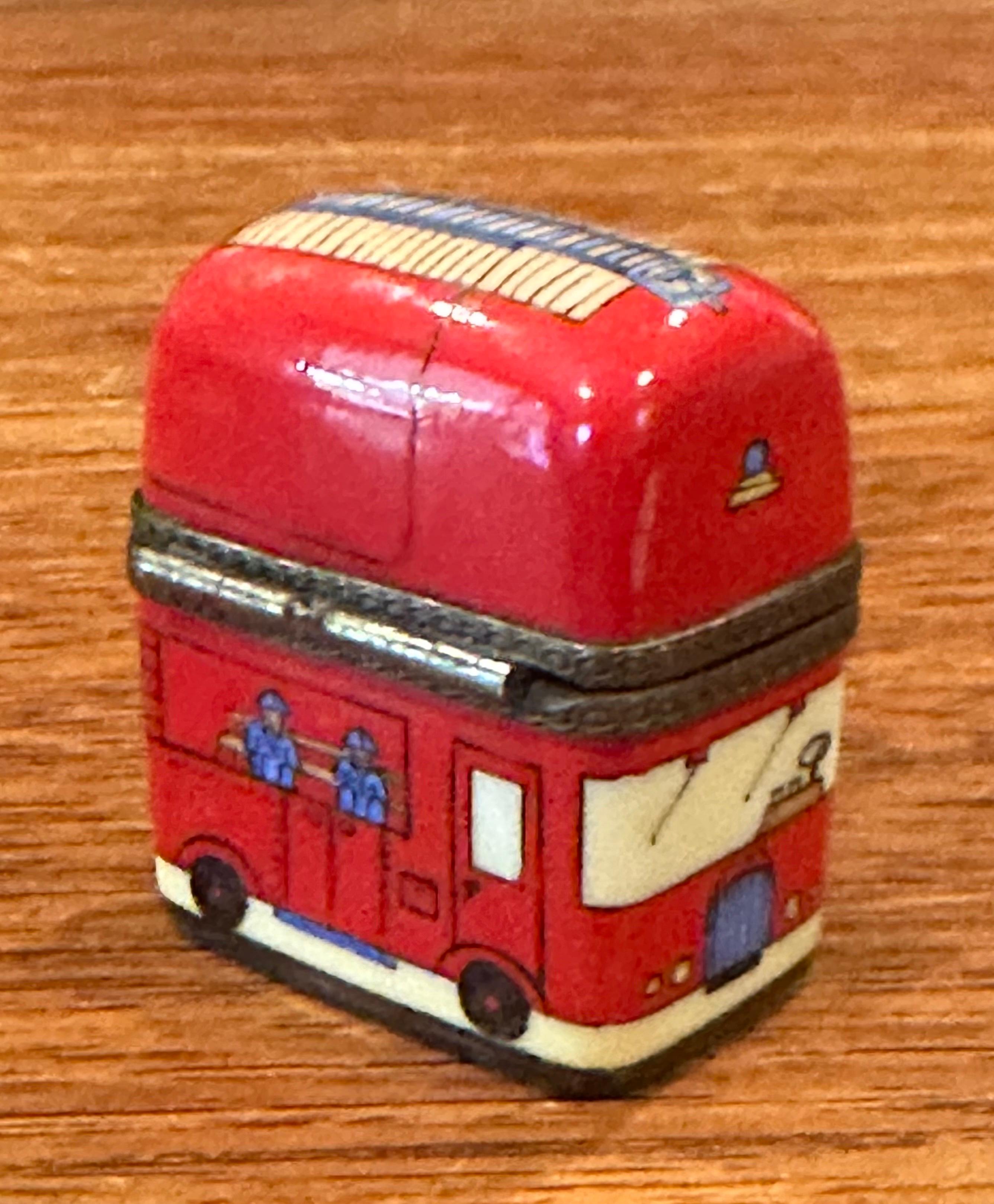 Caja de baratijas de porcelana Peint Main Vintage Fire Truck de Limoges siglo XX en venta