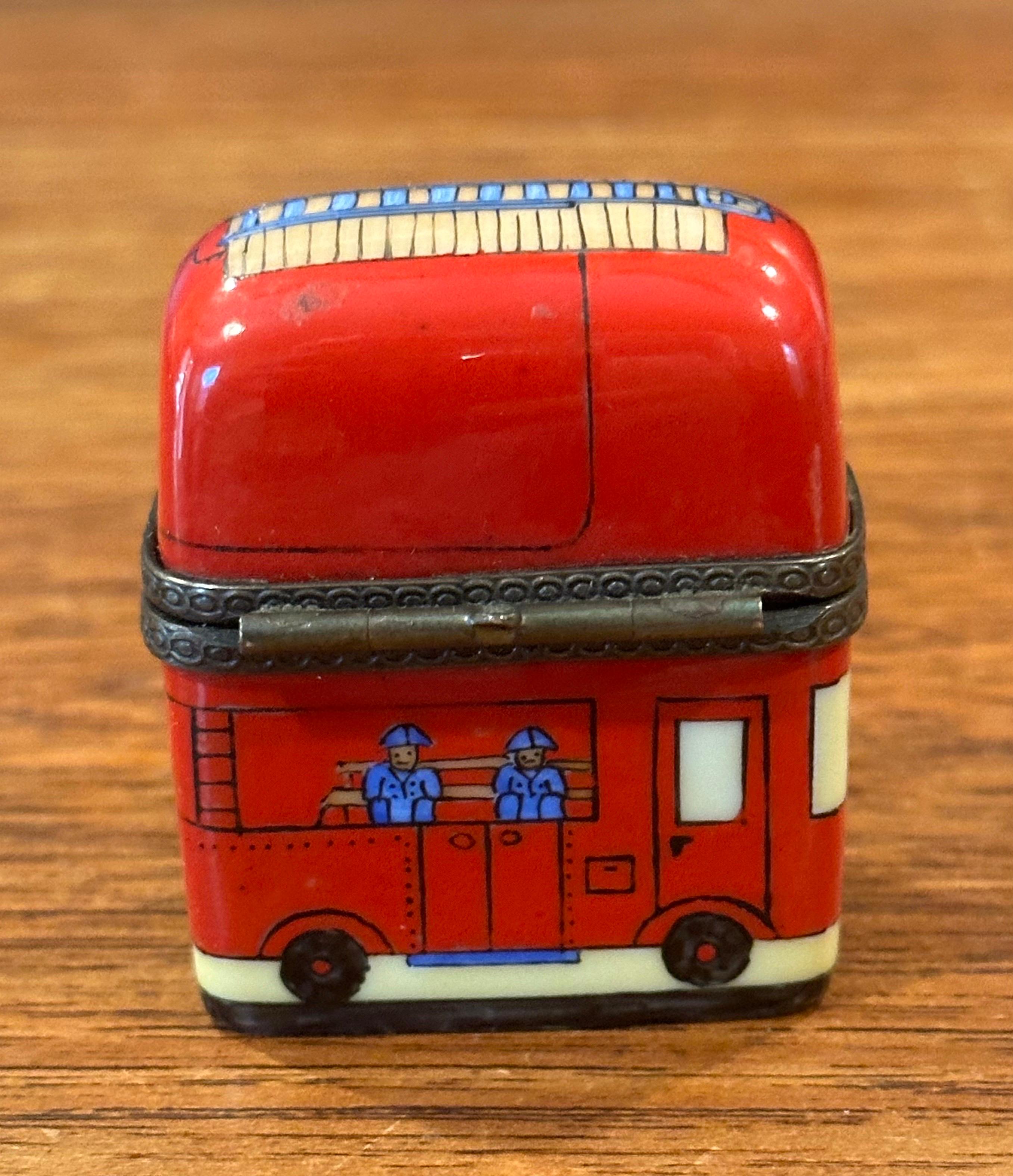 Caja de baratijas de porcelana Peint Main Vintage Fire Truck de Limoges Porcelana en venta