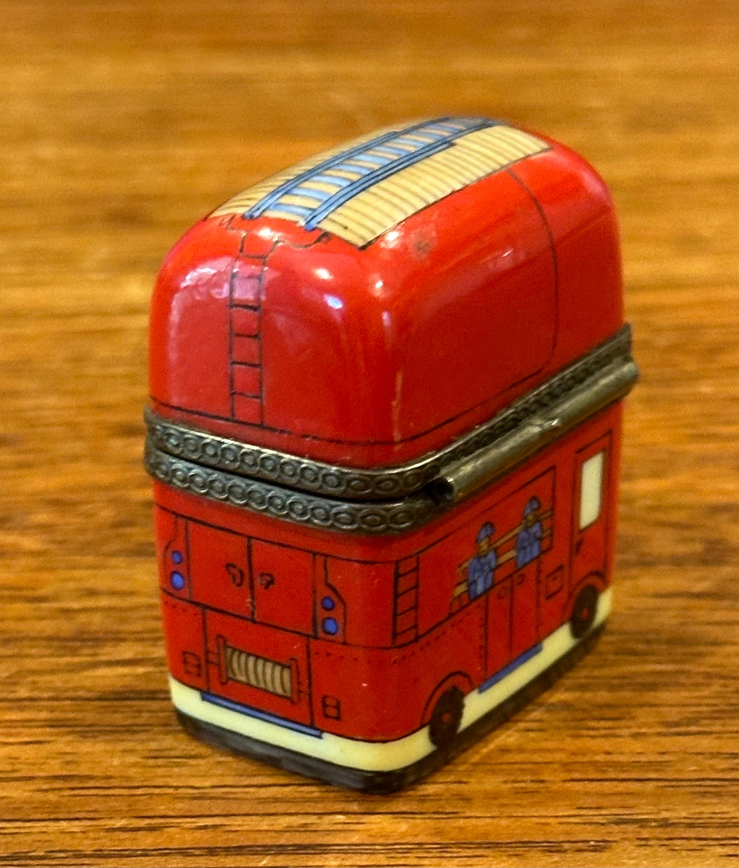 Caja de baratijas de porcelana Peint Main Vintage Fire Truck de Limoges en venta 1