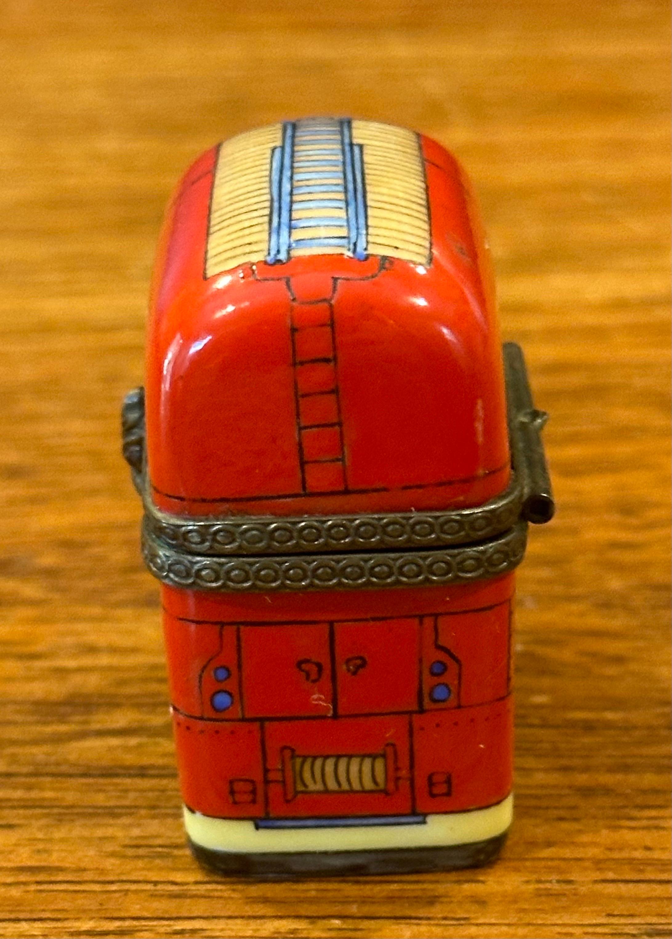 Caja de baratijas de porcelana Peint Main Vintage Fire Truck de Limoges en venta 2