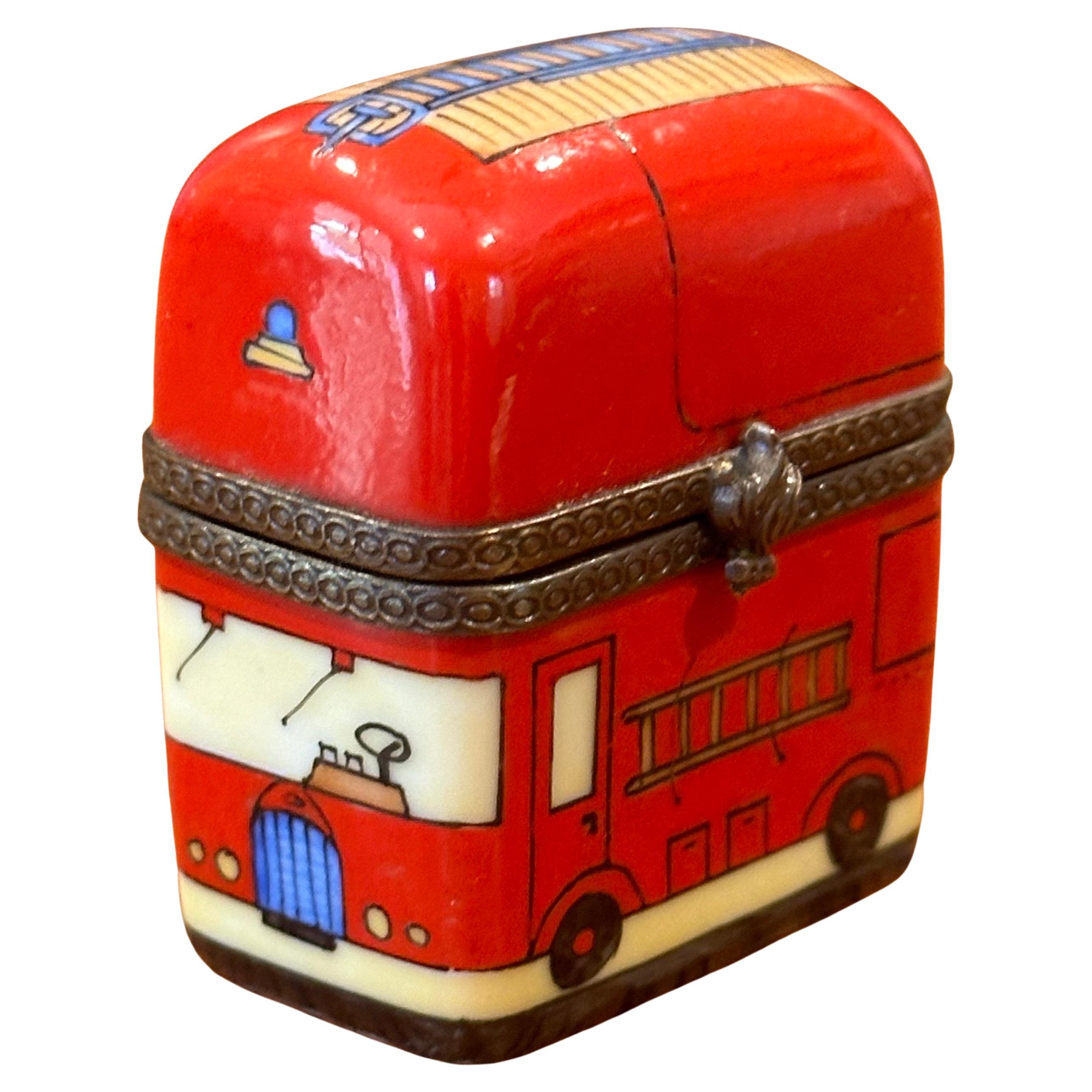 Caja de baratijas de porcelana Peint Main Vintage Fire Truck de Limoges