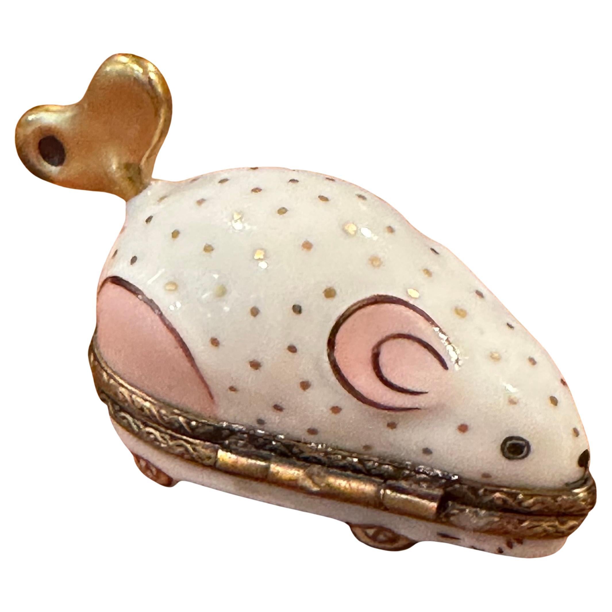 Beautiful porcelain peint main (hand painted) vintage toy mouse trinket box by Limoges, circa 1980s. This unusual piece is in very good vintage condition and measures 1