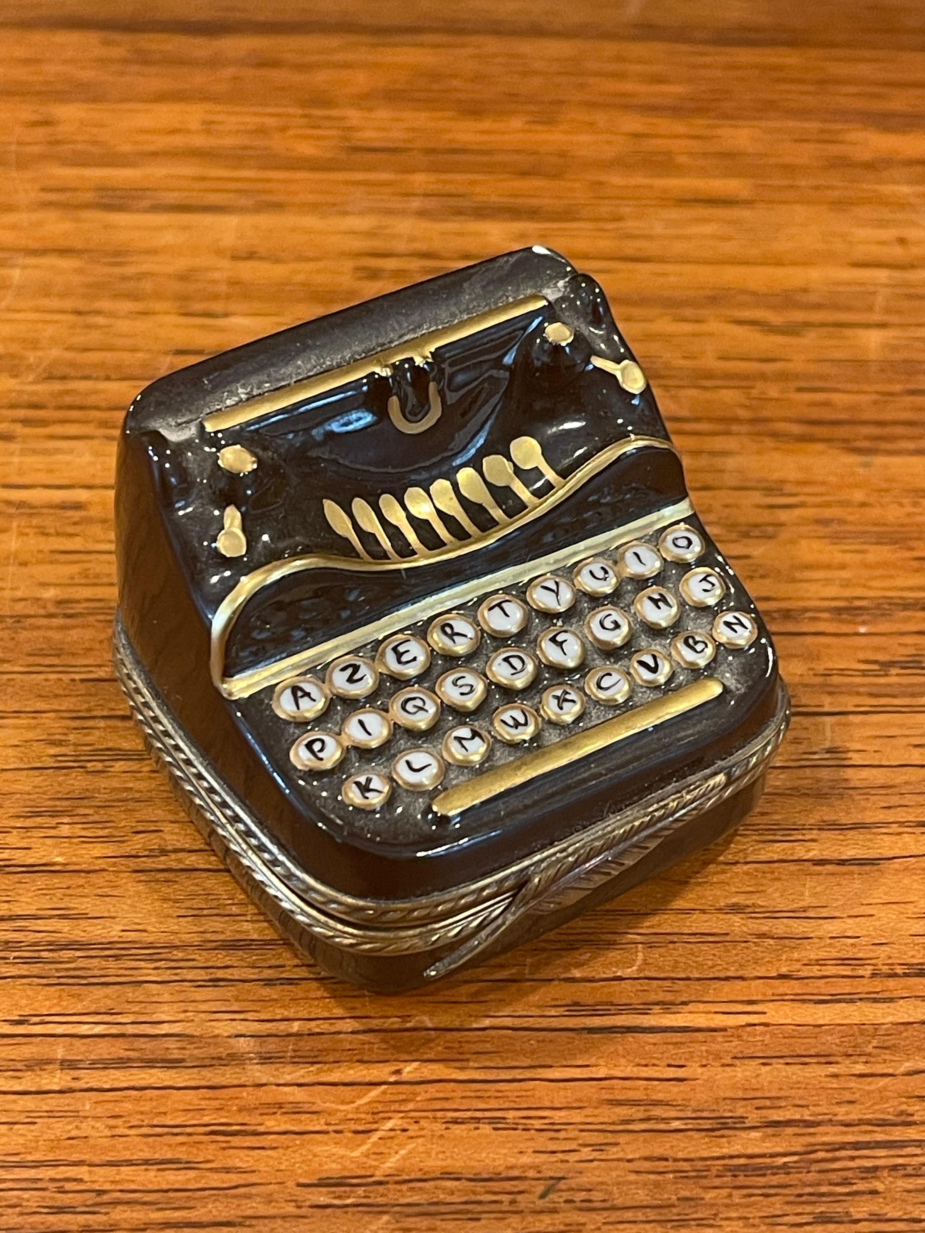 Beautiful porcelain peint main (hand painted) vintage typewriter trinket box by Limoges, circa 1970s. This unusual piece is in very good vintage condition and measures 2