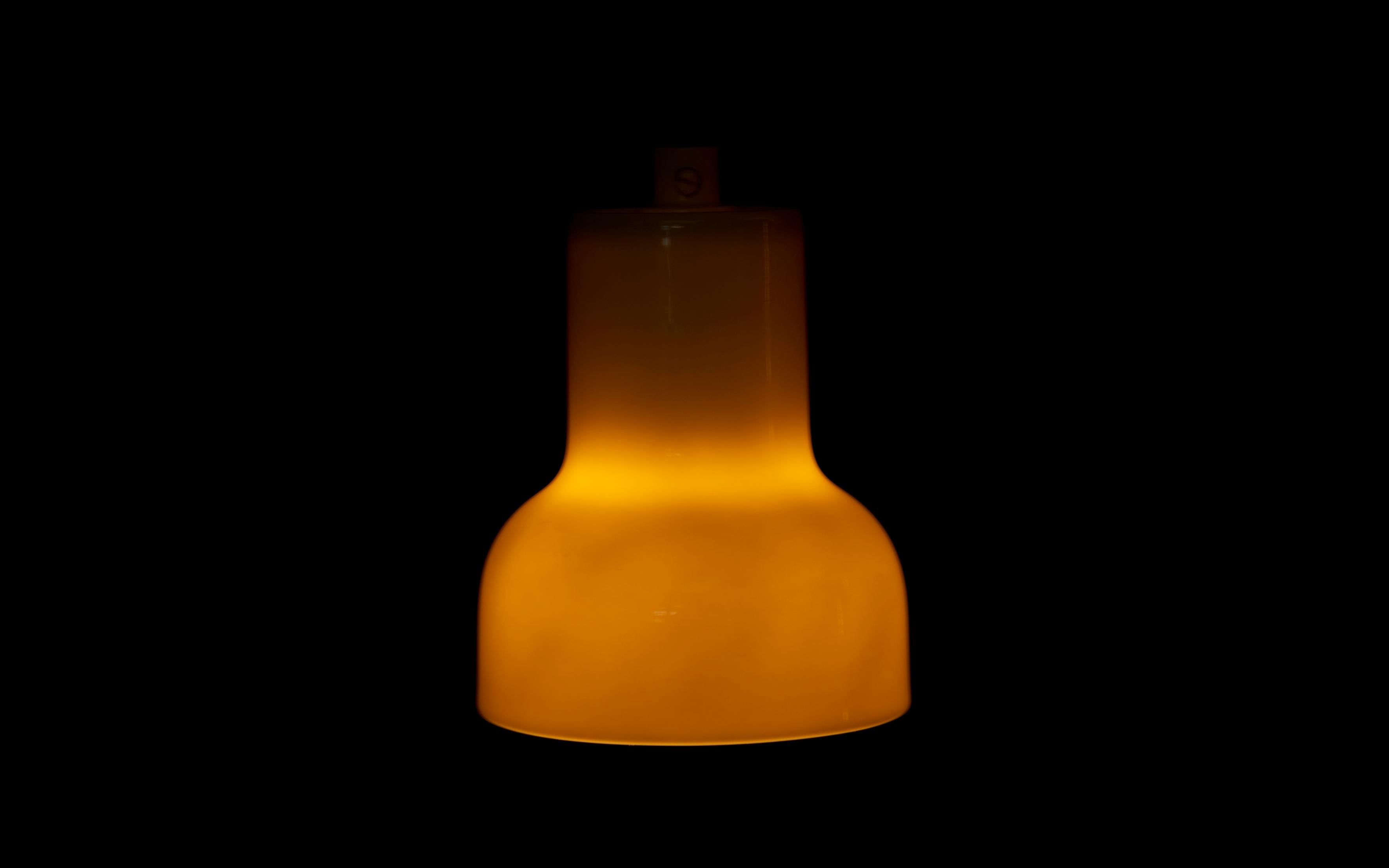 Lampe pendante Labellisée du fabricant de porcelaine danois Bing & Grøndahl. Douille : 1 x E27. La lampe a un aspect simple mais délicat et est dans un bon état vintage. Le fabricant danois de porcelaine Bing & Grøndahl a été fondé en 1853 par le
