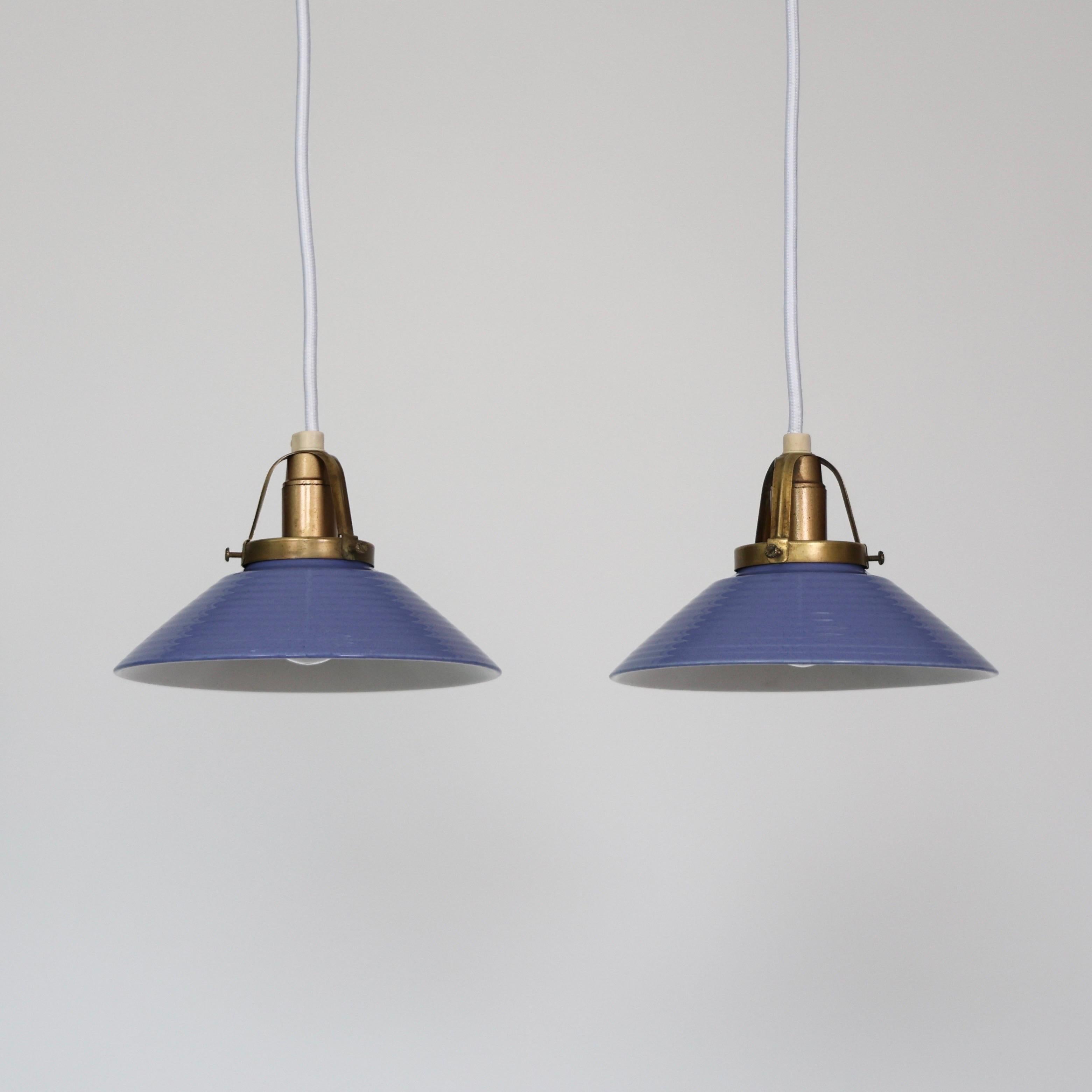 Elegantes Set aus weißen, geschwungenen Porzellan-Hängeleuchten von Soeholm Stentoej. 

* Set (2) staubblaue (mit violetten Nuancen) Porzellan-Pendelleuchten mit Messinghalterung. Die Lampen sind handgefertigt und weisen daher leichte Nuancen auf. 