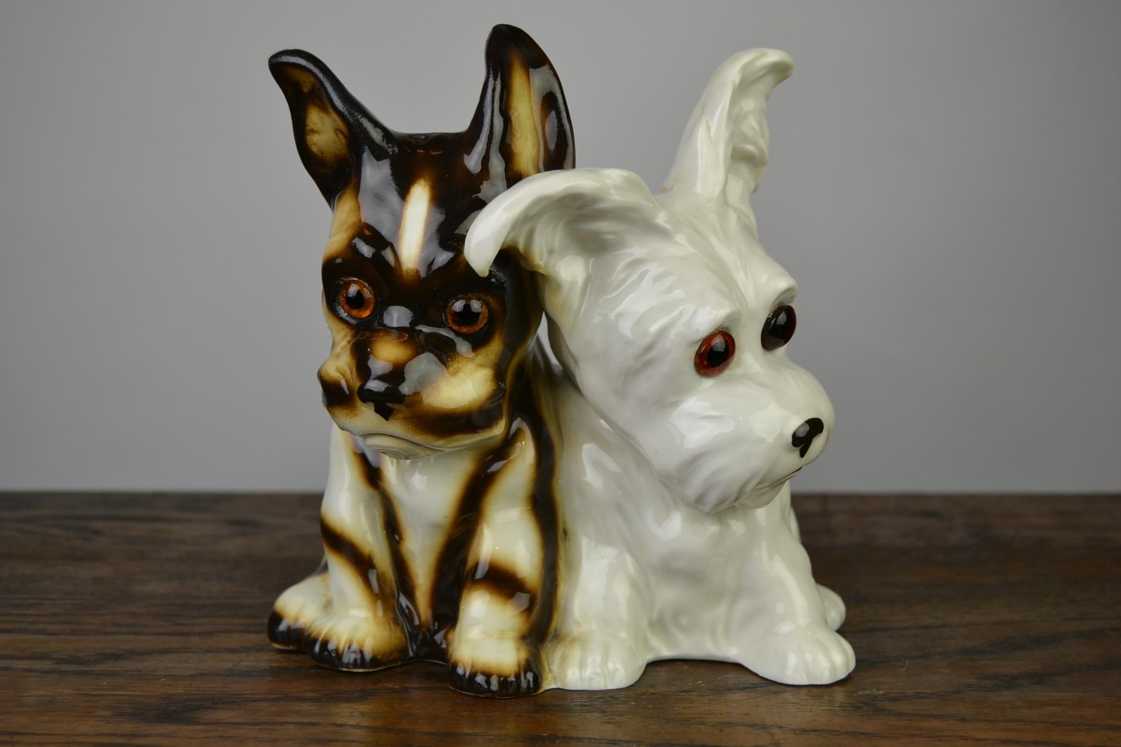 Great looking figural perfume lamp, a dual dog perfume light from the 1950s.
This Late Art Deco porcelain animal light - Table lamp is a cute dog statue - Dog figurine and was made in Germany.
The breed is a kind of Terrier Dog,
but the brown dog