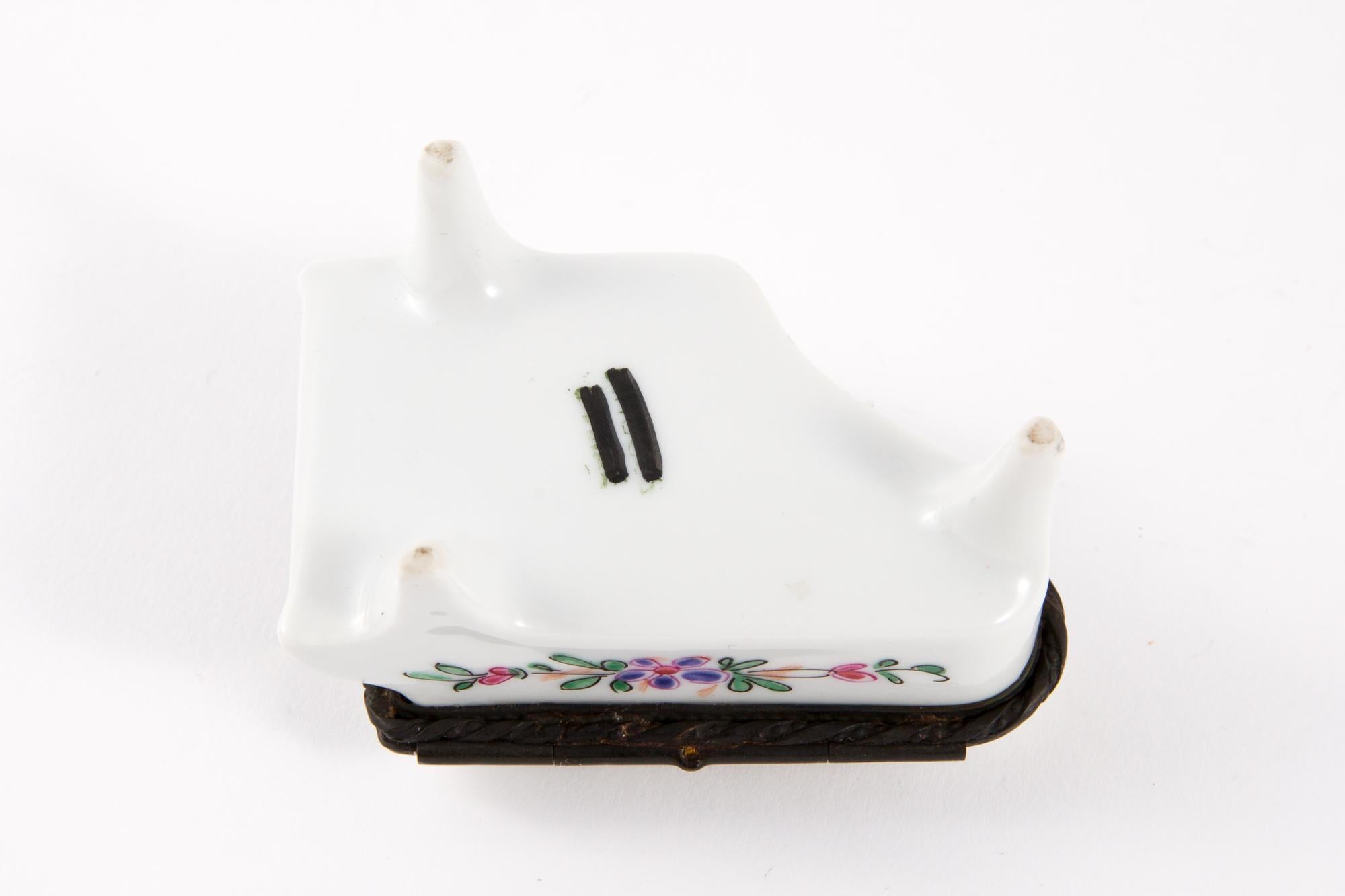 Boîte à pilules de piano porcelaine en vente 2