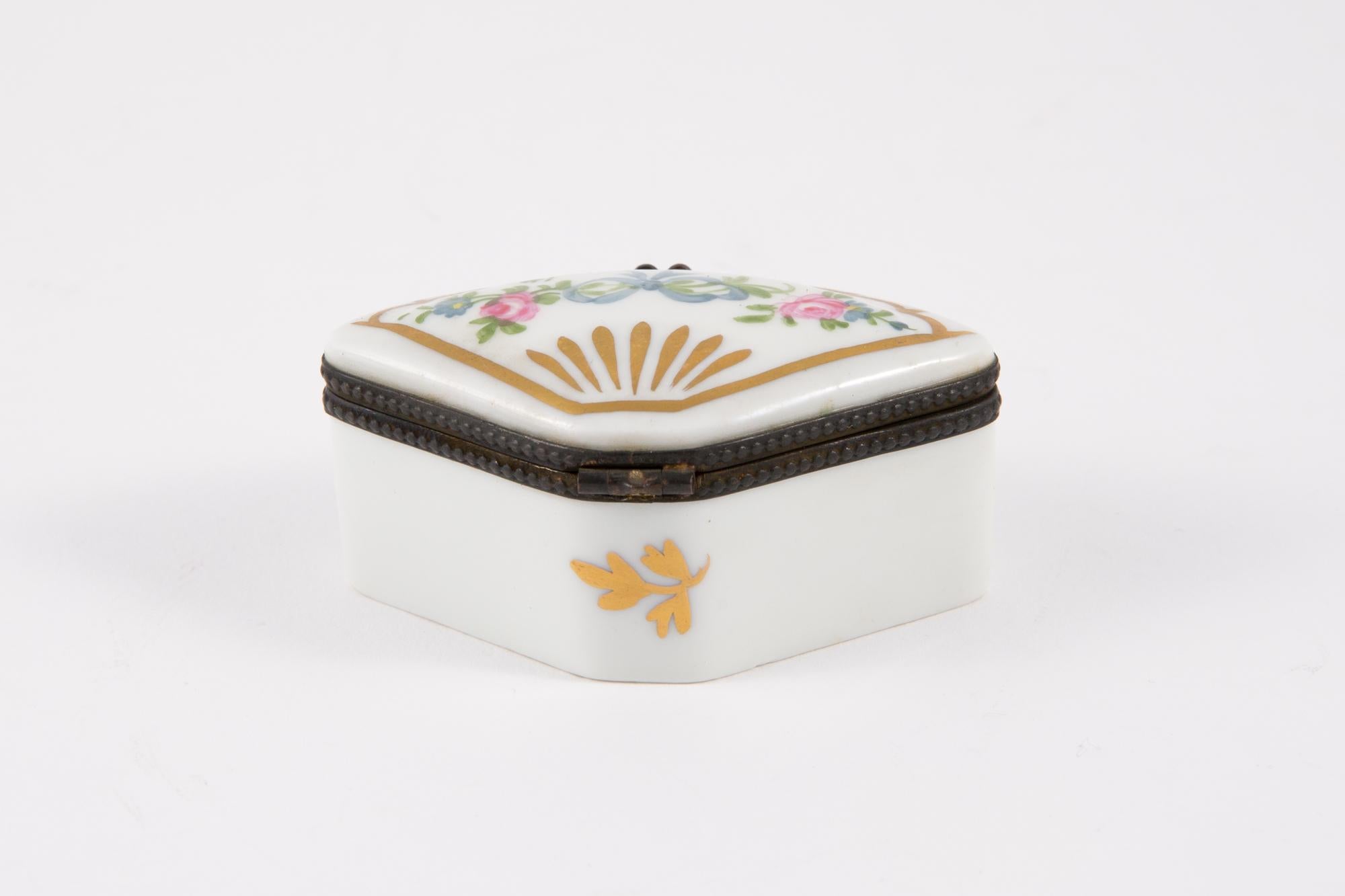Porcelain Pill or Medicine Box In Good Condition For Sale In Paris, FR