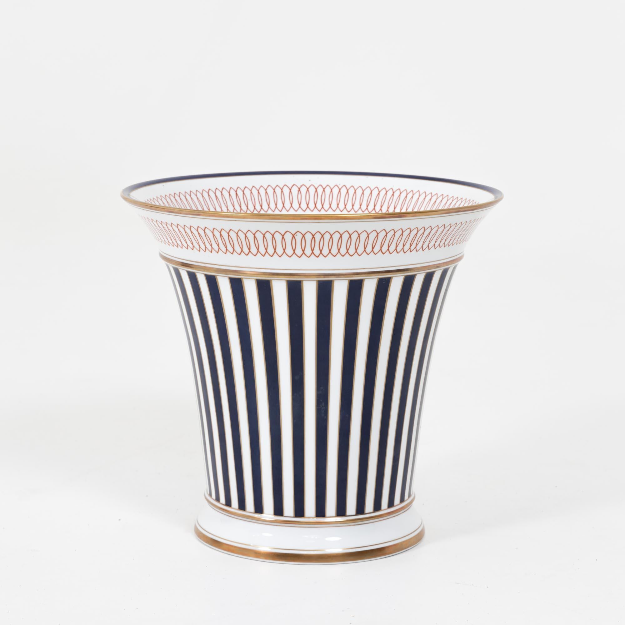 Porcelain Planter by Richard Ginori, Florence 20th Century In Good Condition For Sale In Greding, DE