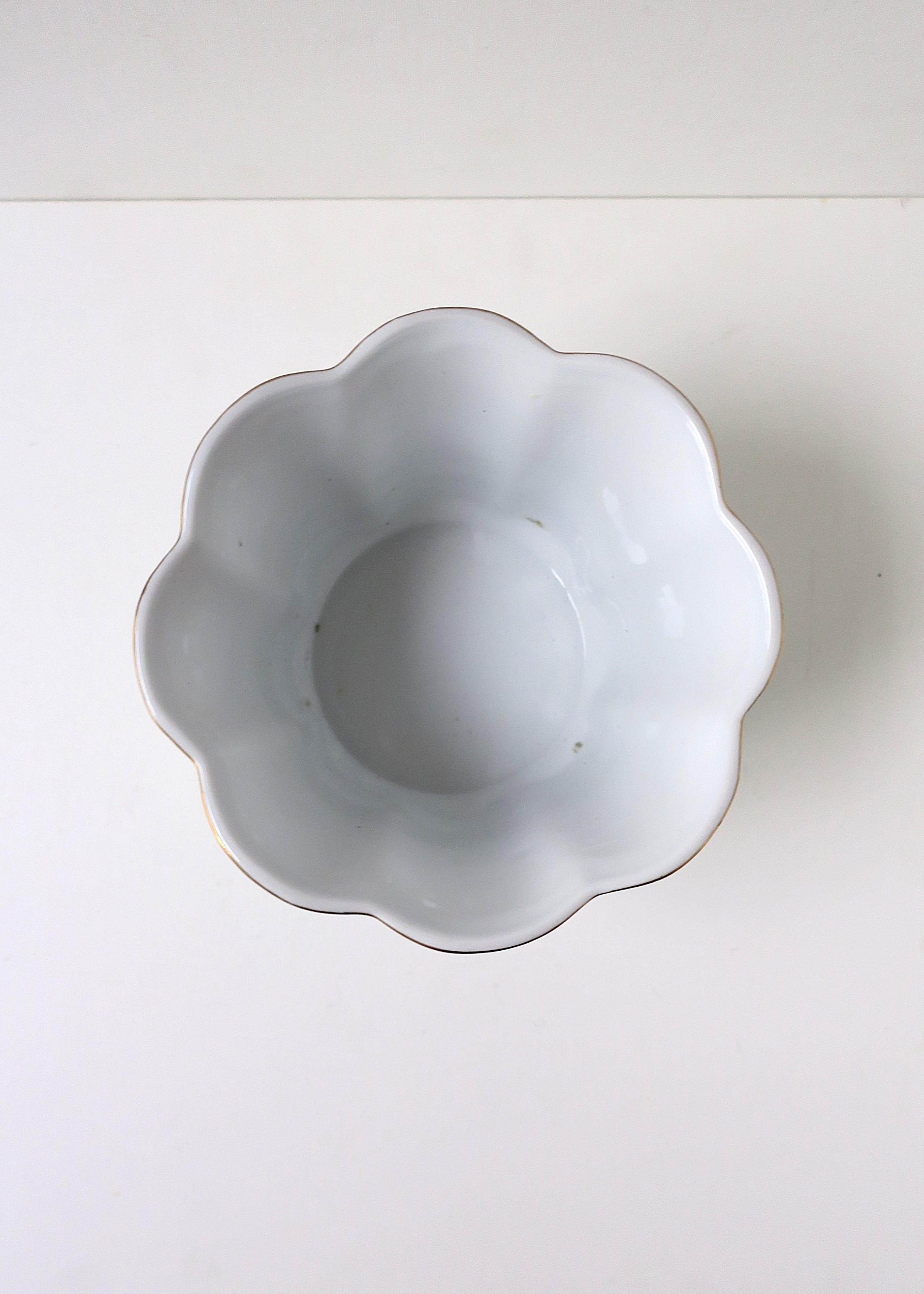Jardinière en porcelaine Cachepot Jardinière Bord festonné en vente 6