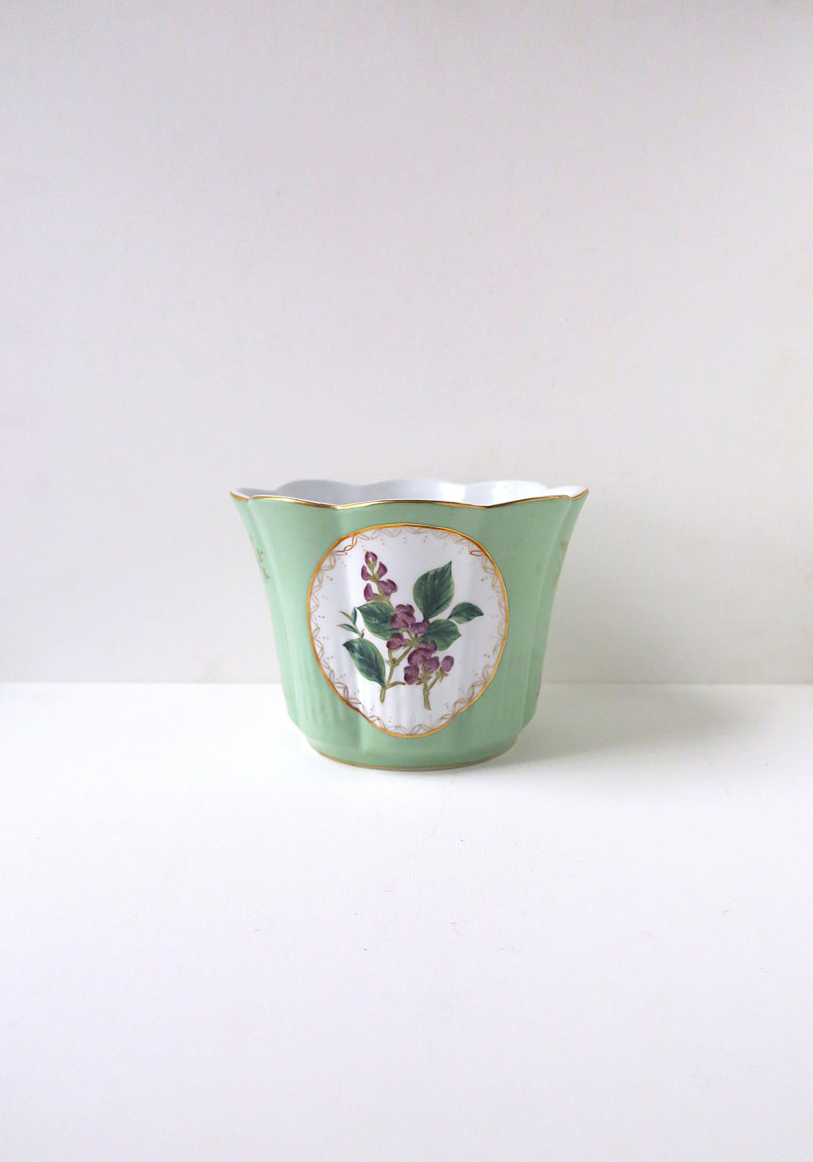 Cache-pot jardinière en porcelaine à bord festonné, vers la fin du XXe siècle. Pot à fleurs ou à plantes en porcelaine avec un extérieur vert clair et un design ovale au centre (avant/arrière) mettant en valeur des fleurs violettes avec des feuilles