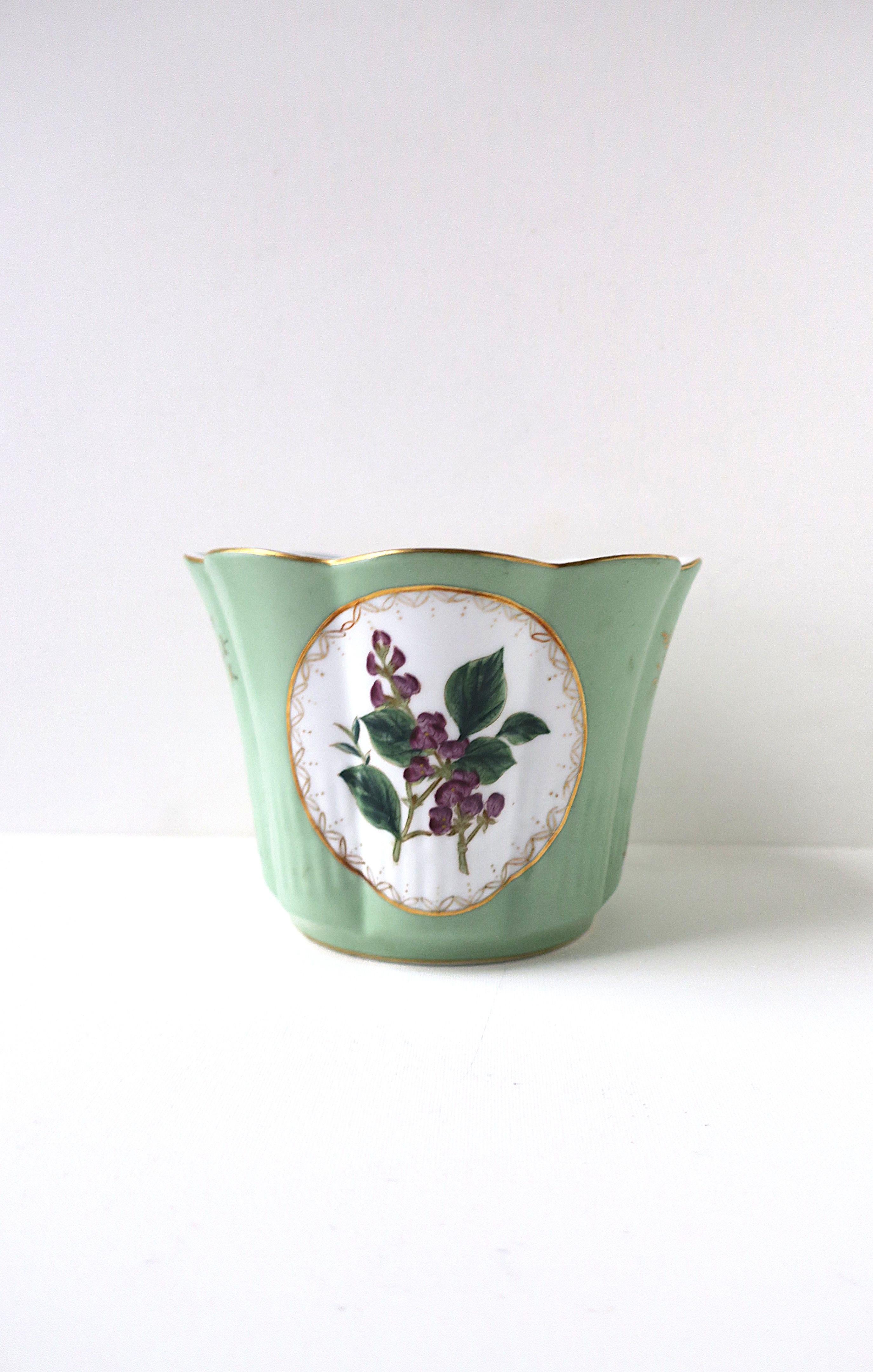 Jardinière en porcelaine Cachepot Jardinière Bord festonné Bon état - En vente à New York, NY