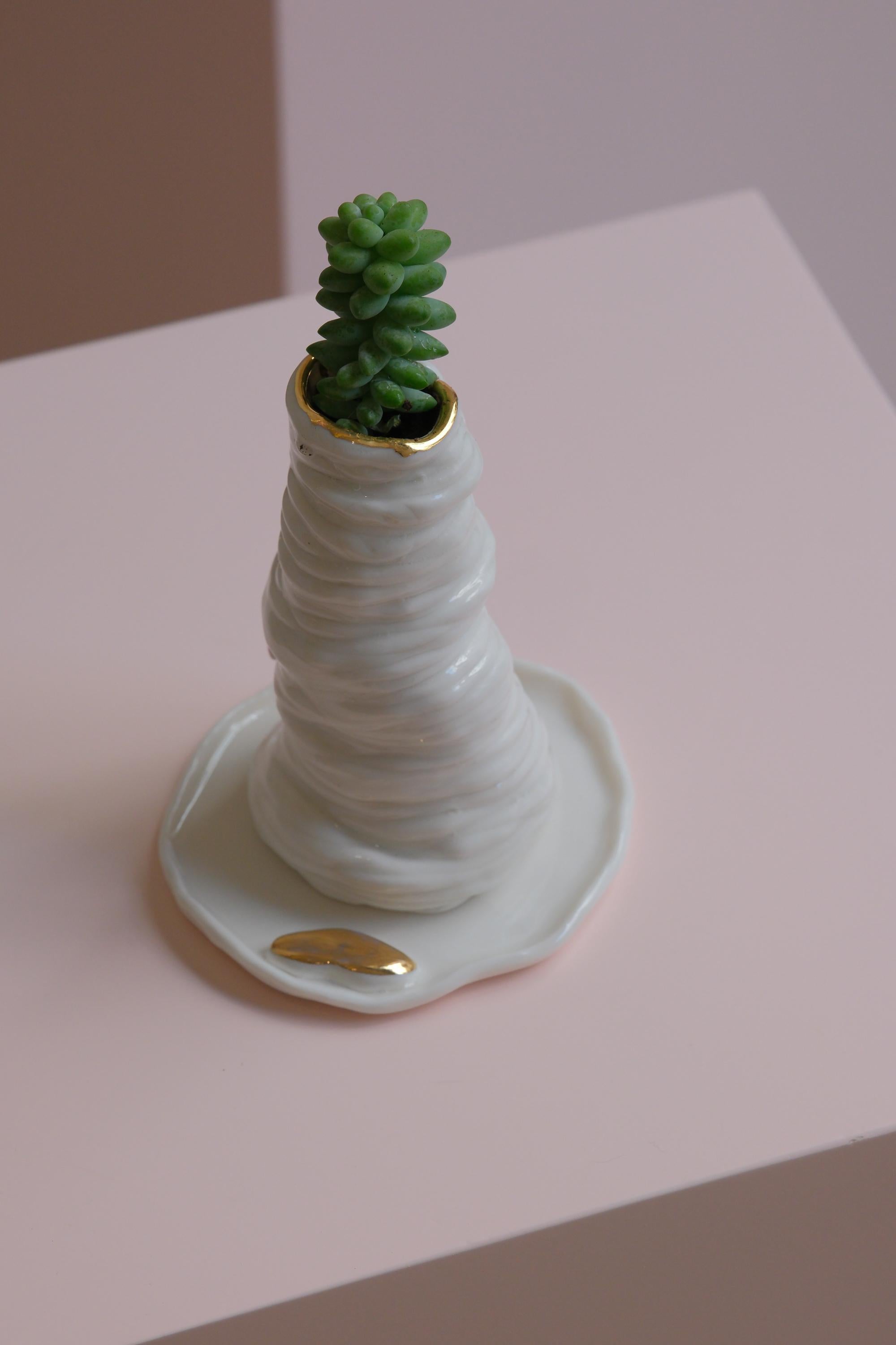 Jardinera de porcelana blanca, roja y dorada by Hania jneid Hecho a mano en venta