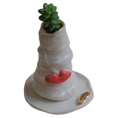 Jardinera de porcelana blanca, roja y dorada by Hania jneid
