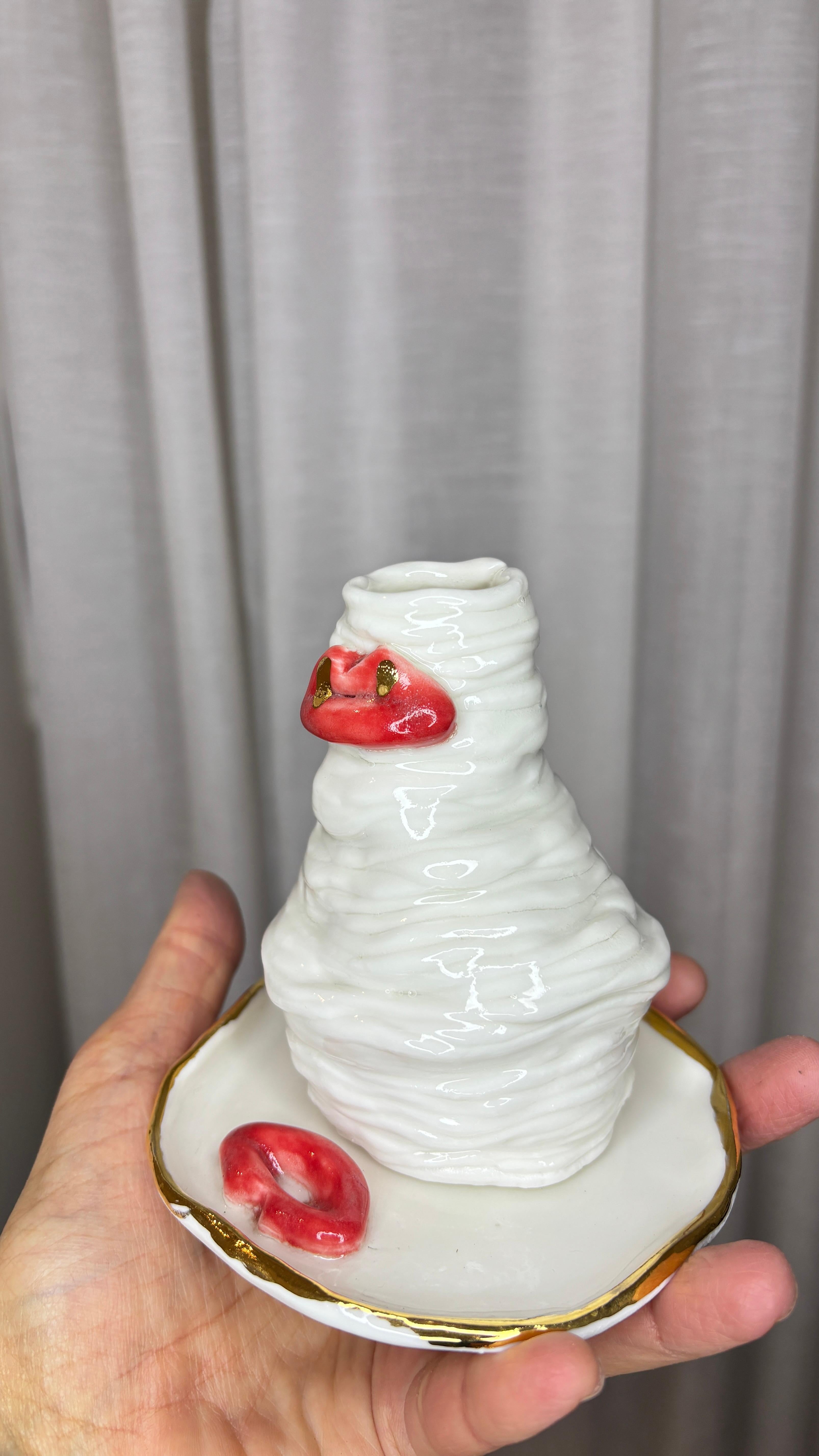 Jardinera de porcelana blanca, roja y dorada by Hania jneid en venta 4