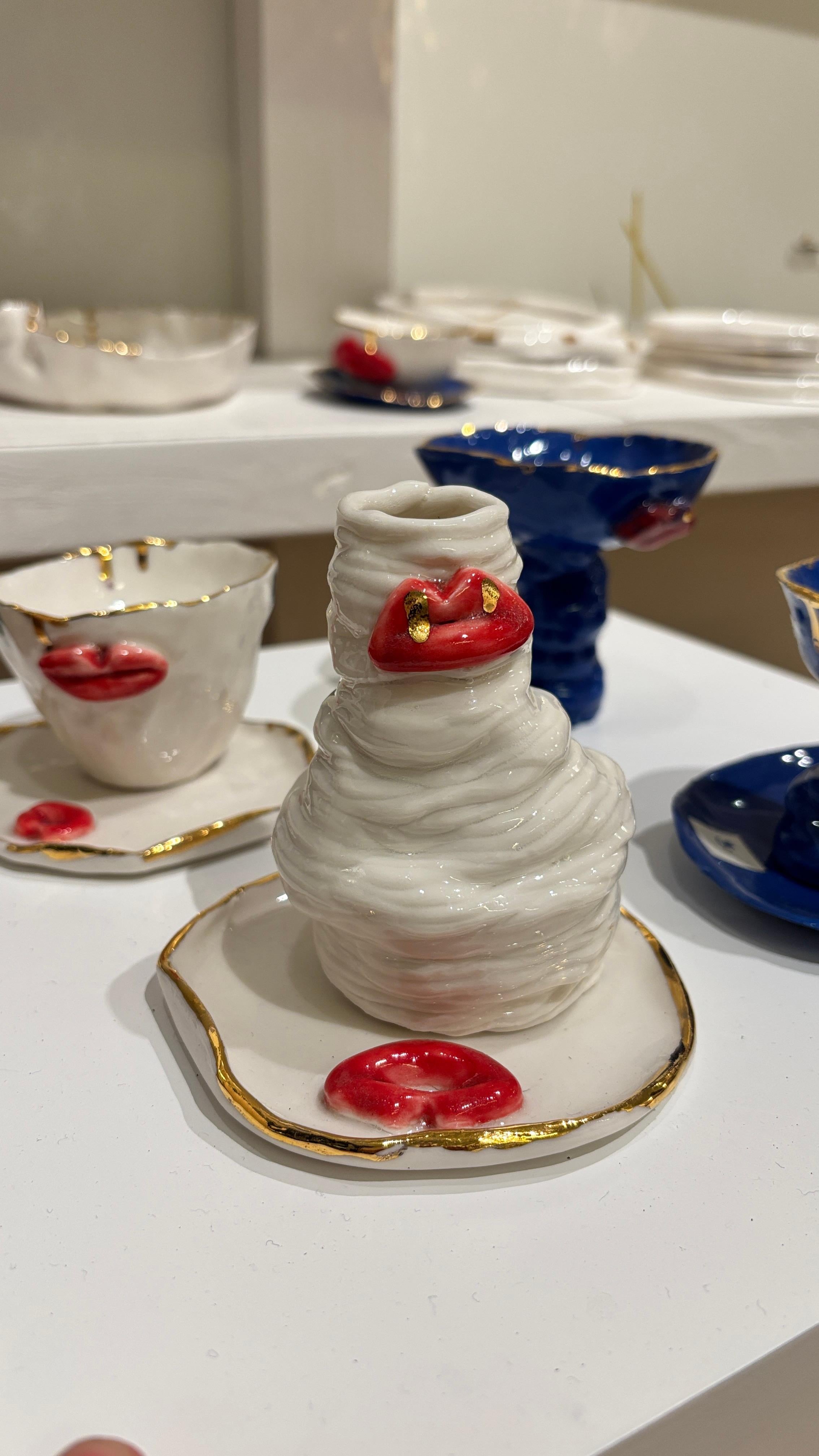 Jardinera de porcelana blanca, roja y dorada by Hania jneid Porcelana en venta