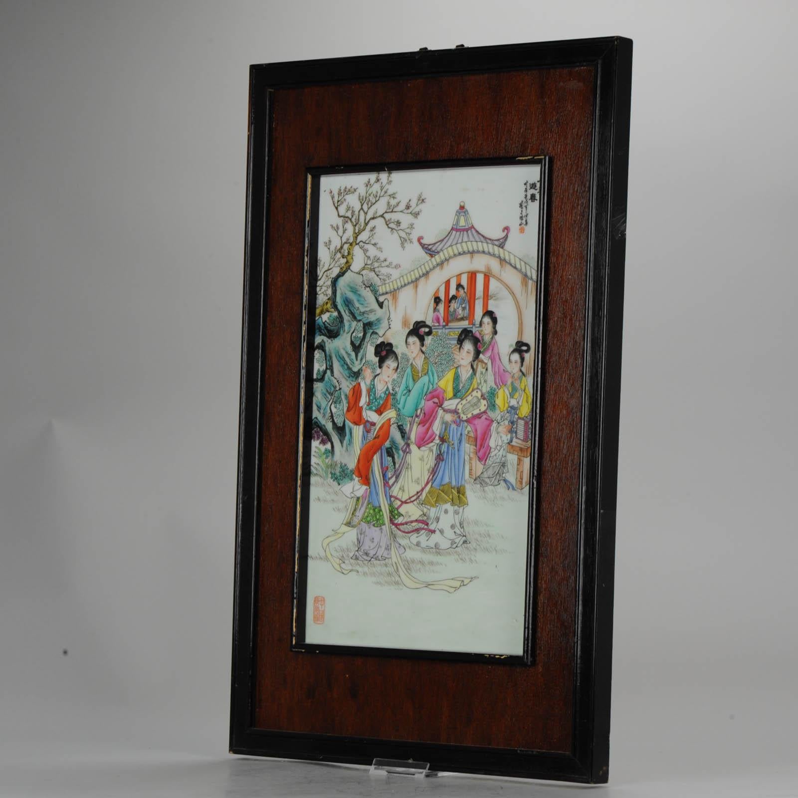 Porcelain plaque in nice wooden frame, with characters ladies in a garden.

11-10-19-16-2

The plaque will be sent with track and trace, safely packed and insured. 
Condition
Overall condition perfect; Frame has some small age signs. Size