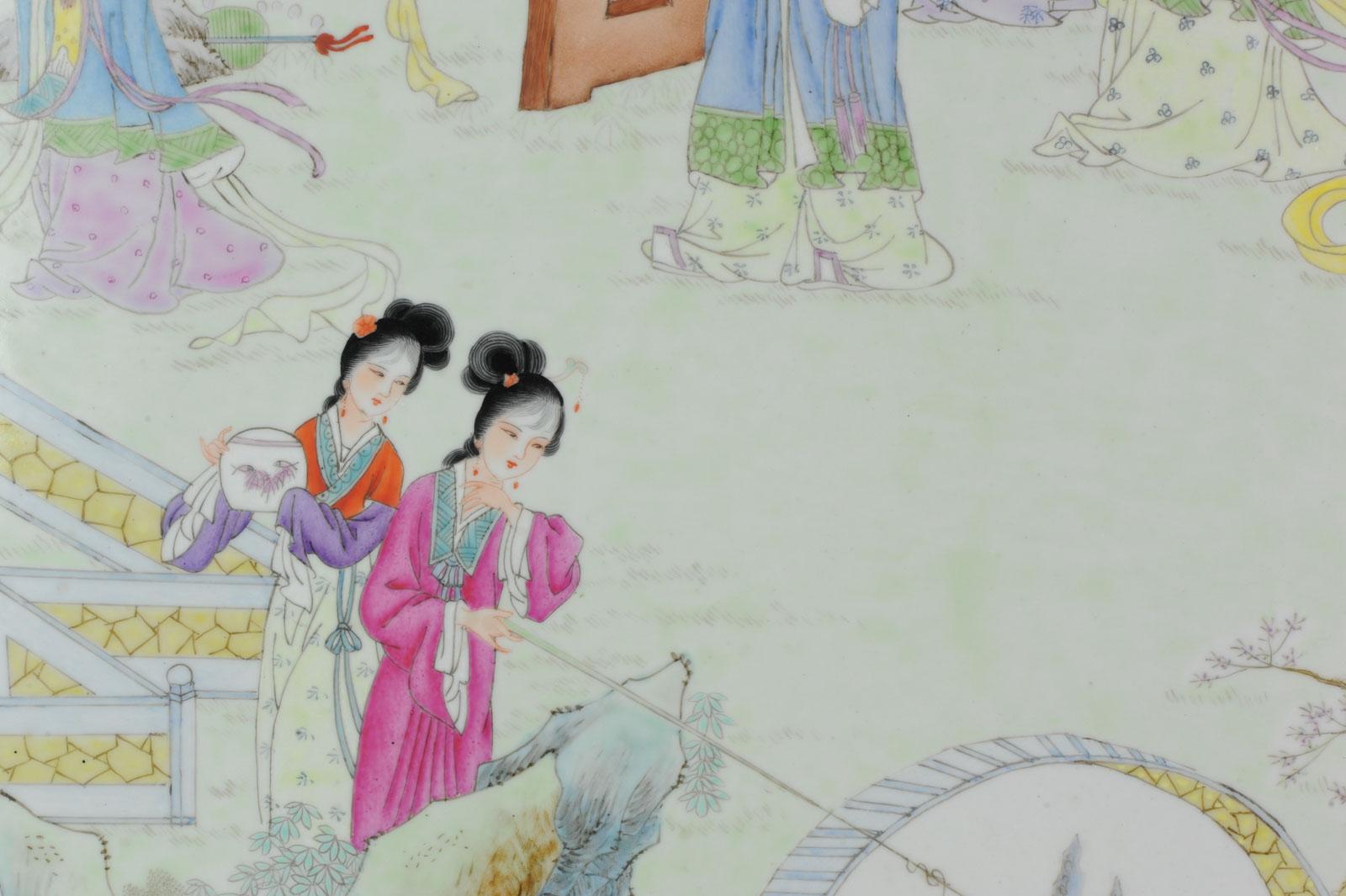 Plaque en porcelaine Dames dans un jardin:: République populaire de Chine Made in 1982 en vente 5