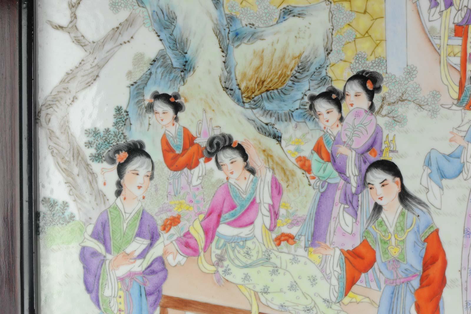 Plaque en porcelaine Dames dans un jardin:: République populaire de Chine Made in 1982 en vente 1