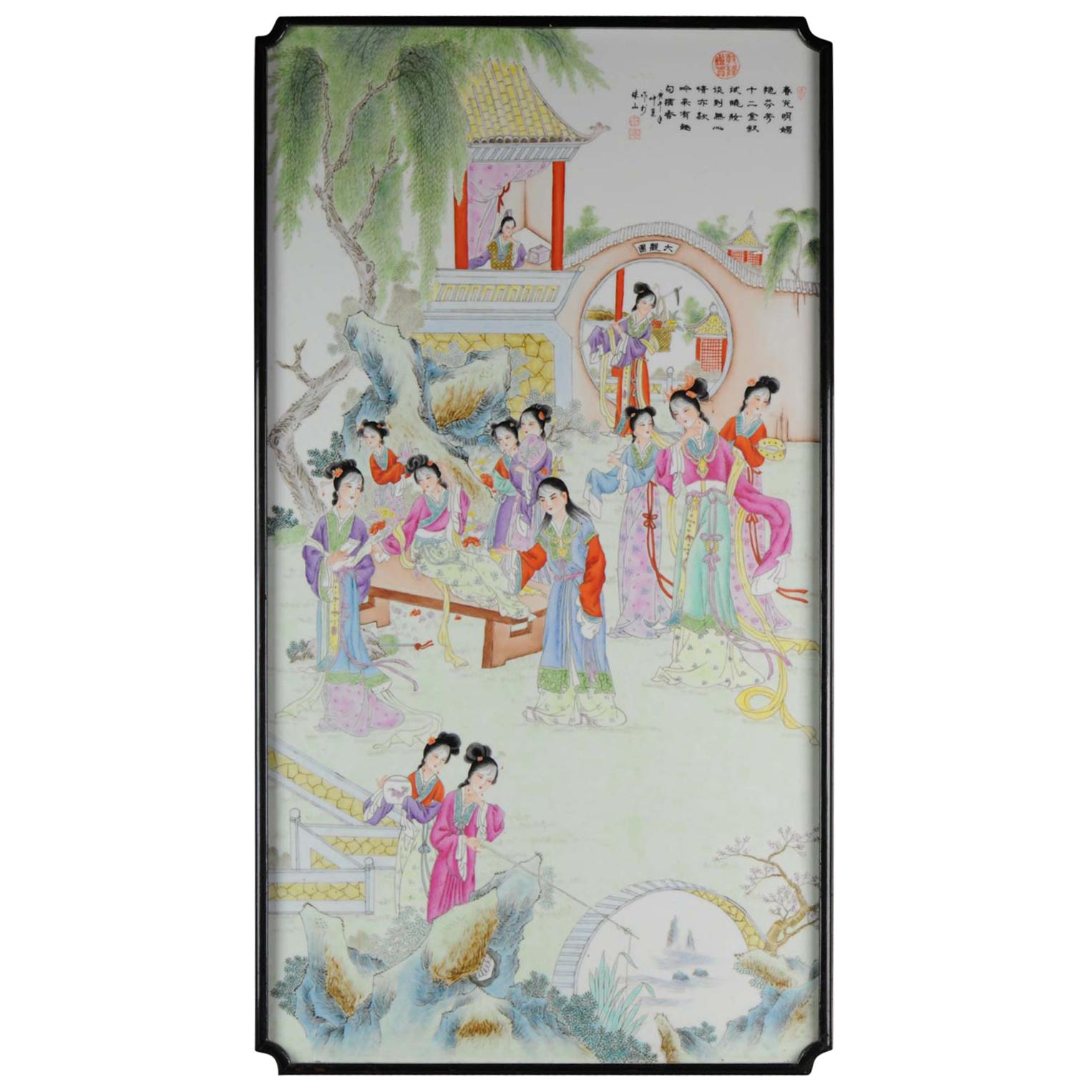 Plaque en porcelaine Dames dans un jardin:: République populaire de Chine Made in 1982 en vente