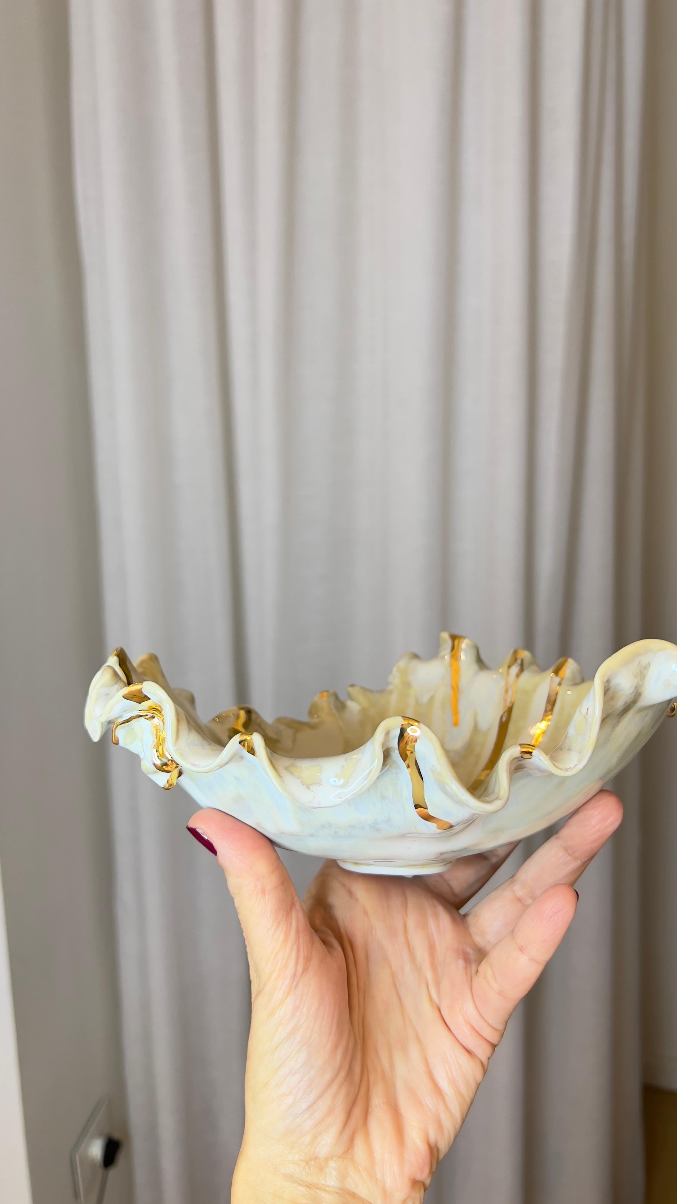 Nacre and Gold Porcelain Plate by Hania Jneid In New Condition For Sale In BARCELONA, ES