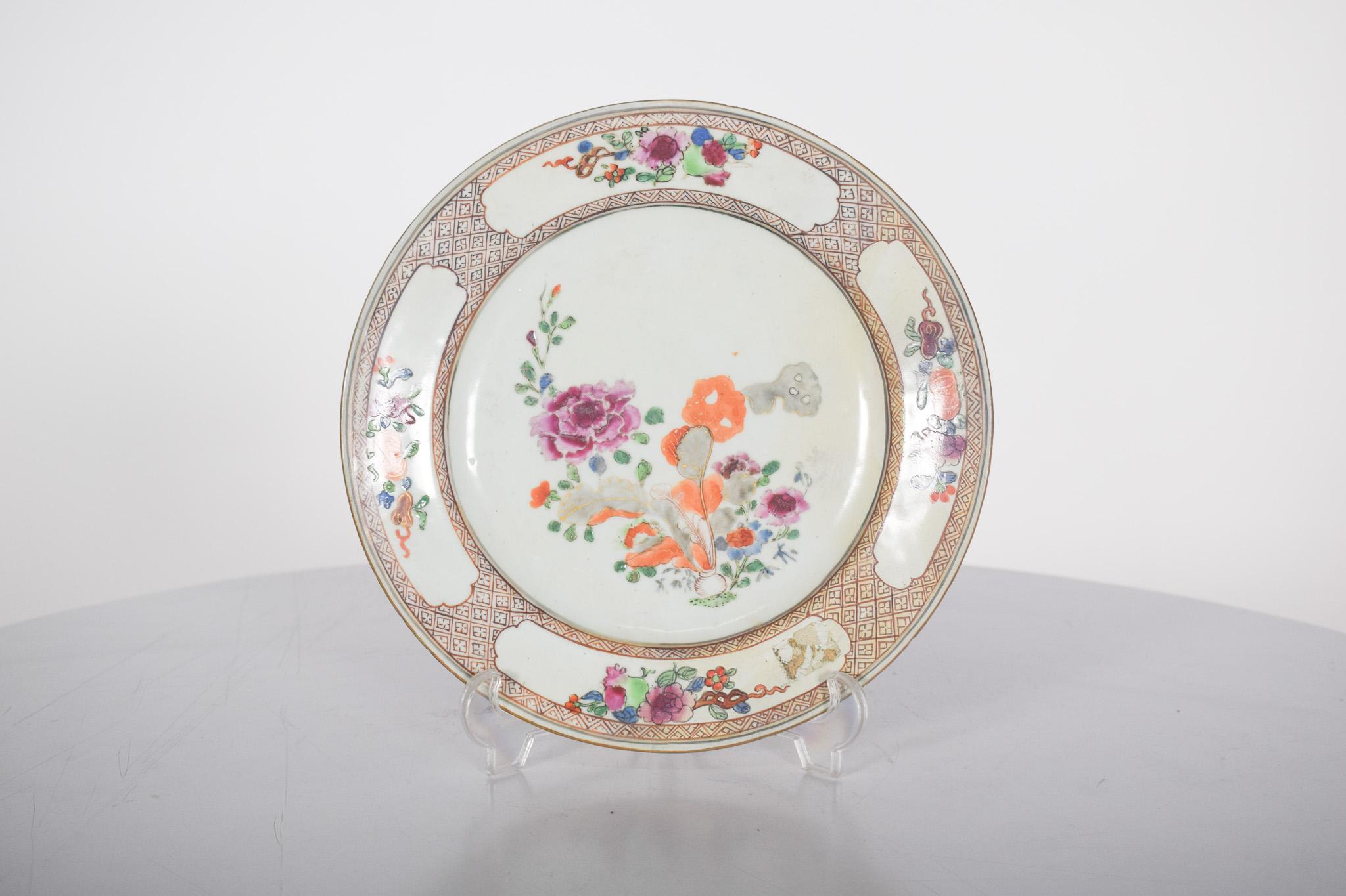 Porcelain plate from China, for export. Qing Dynasty, Yongzheng Reign (1722-1735). Polychrome decoration with flowers.
The center of the plate features a delicate floral composition with peonies and other flowers in shades of pink, orange and