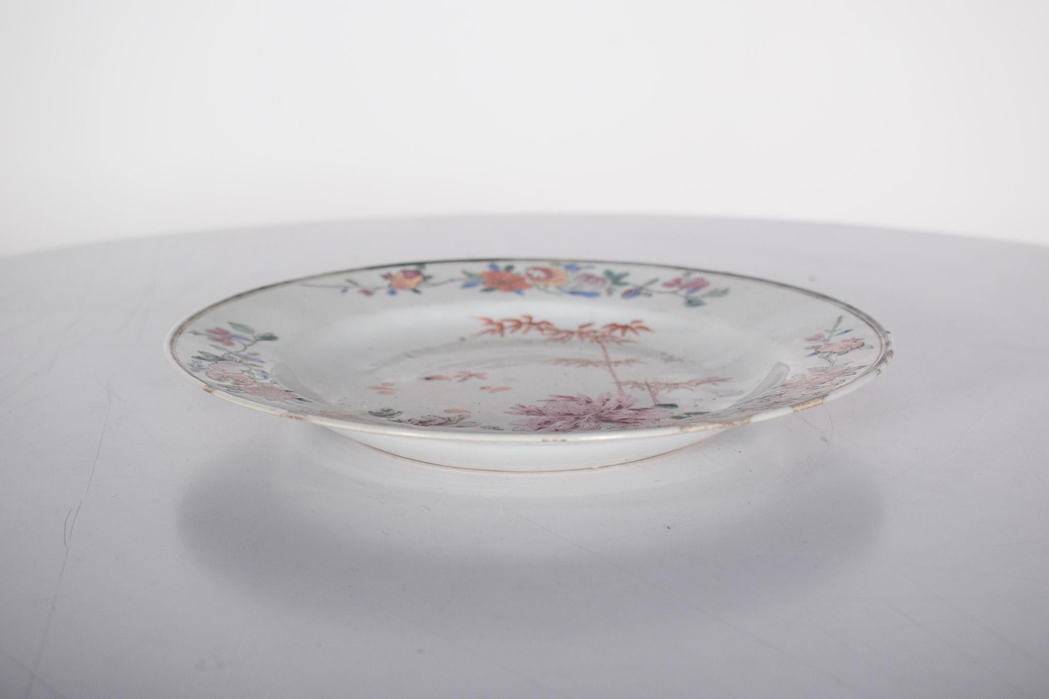 Porcelain Plate from China for Export, Qianlong Period In Fair Condition For Sale In Lisboa, Lisboa