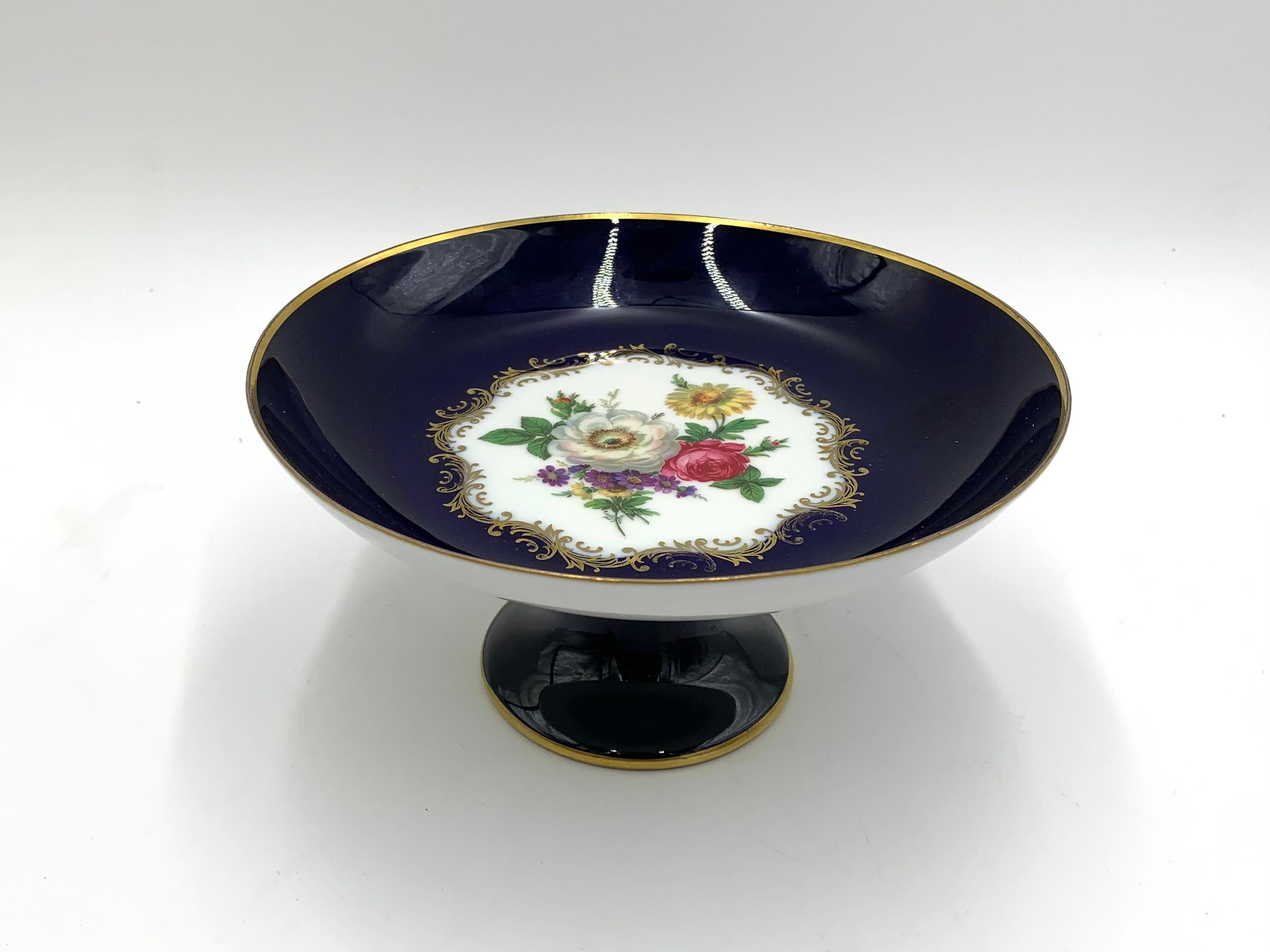 A small porcelain platter on a foot, decorated in the Echt Kobalt technique.

Signed Bavaria Schumann Arzberg. Produced in Germany in the years 1960-1970.

Very good condition, no damage.

Measure: Height 10.5 cm / diameter 20.5 cm.