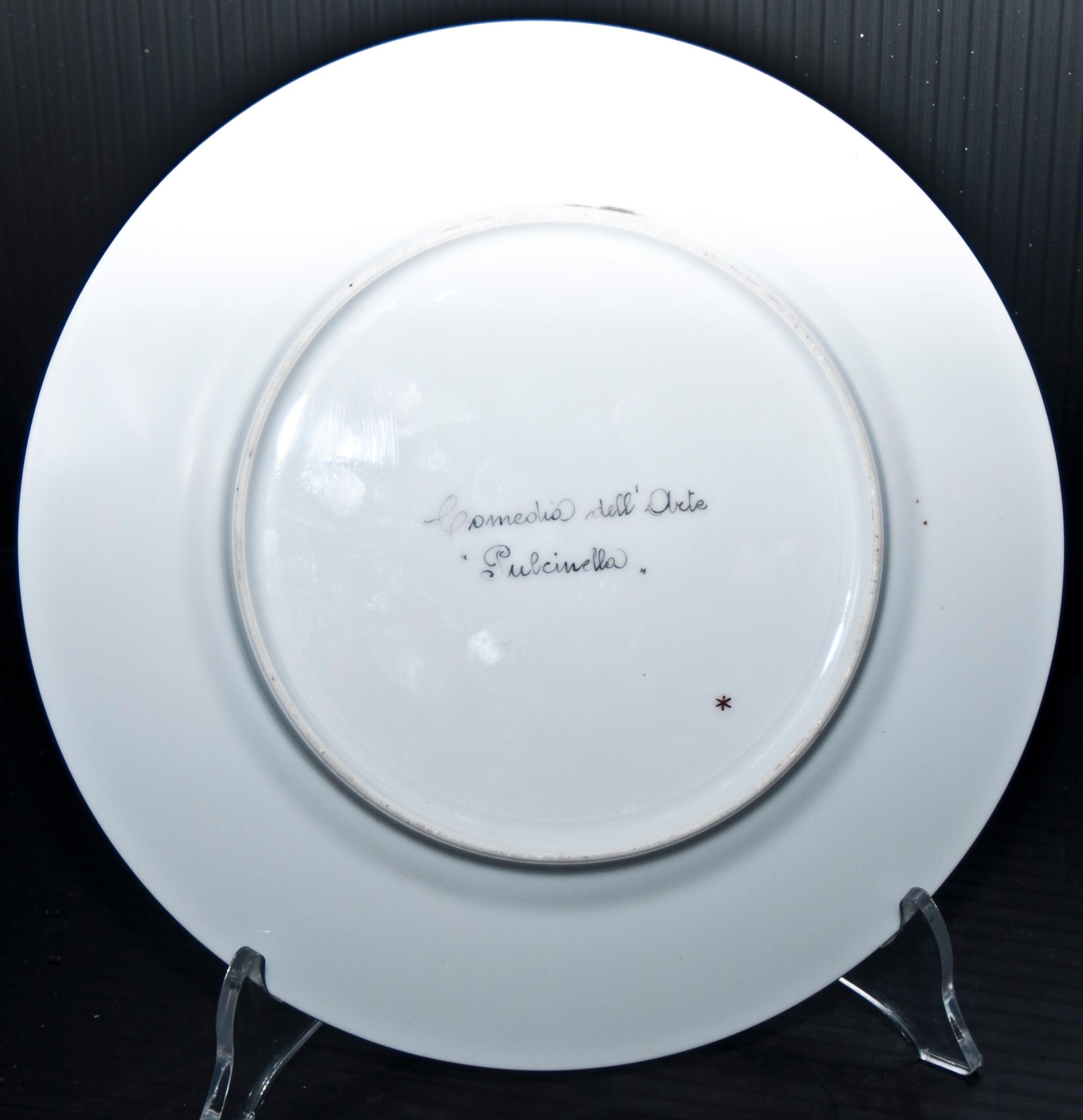 Assiette en porcelaine Pulcinella, probablement fabriquée par Ginori Bon état - En vente à Roma, IT