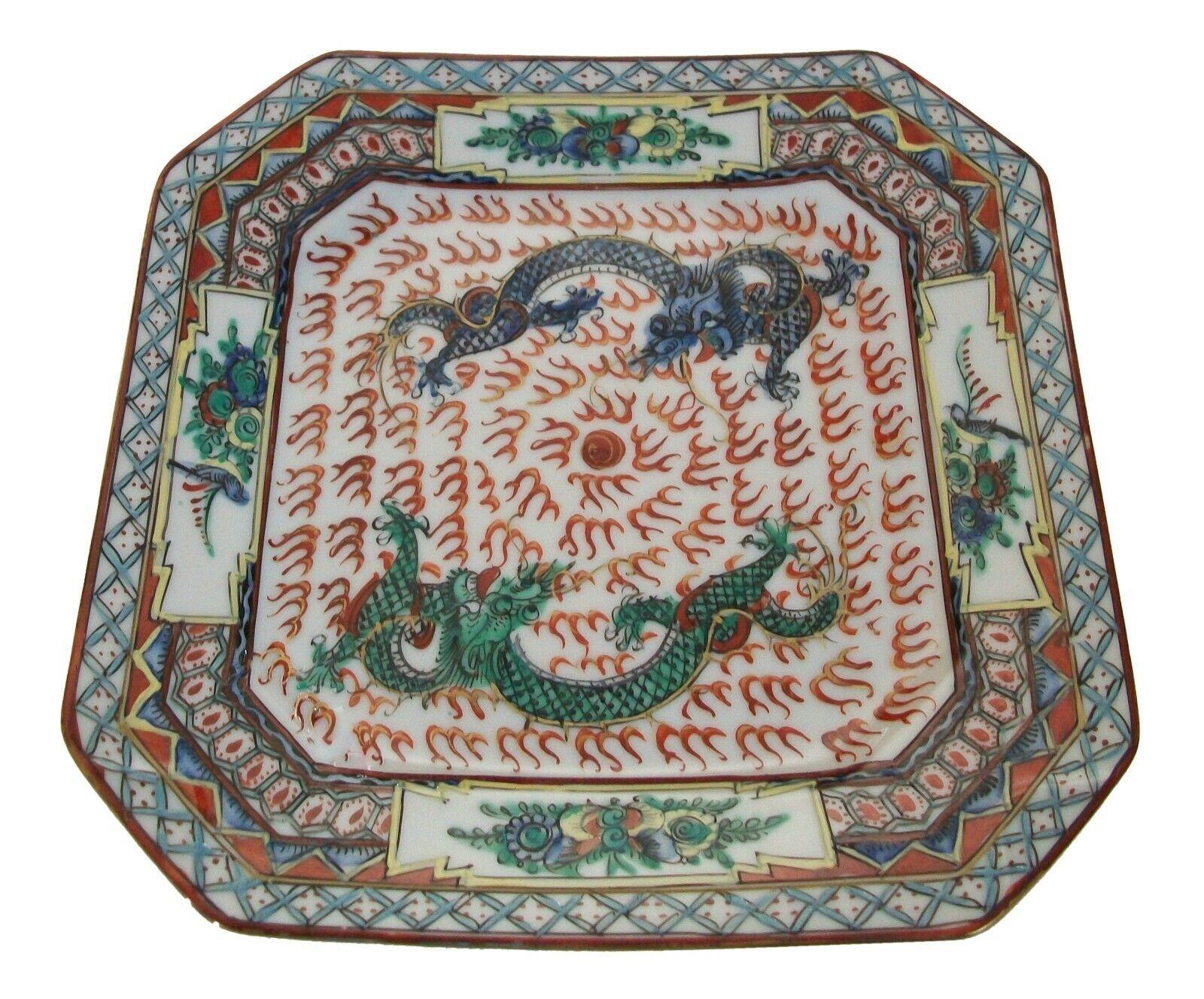 Exportation chinoise Assiette en porcelaine avec deux dragons - Marque Qianlong - Chine - Début du 20e siècle en vente