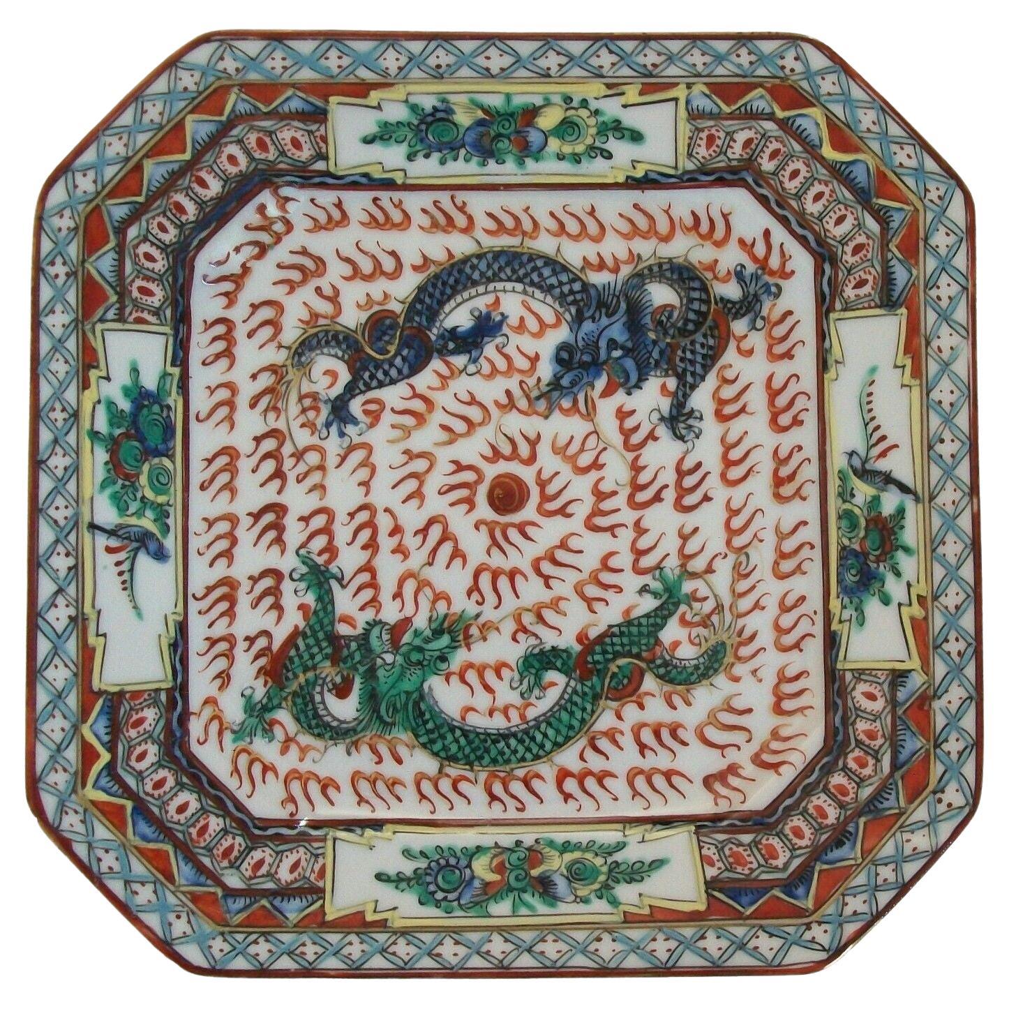 Assiette en porcelaine avec deux dragons - Marque Qianlong - Chine - Début du 20e siècle en vente