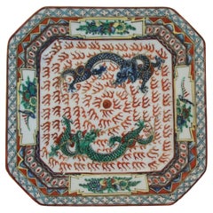 Porzellanteller mit zwei Drachen – Qianlong-Marke – China – frühes 20. Jahrhundert