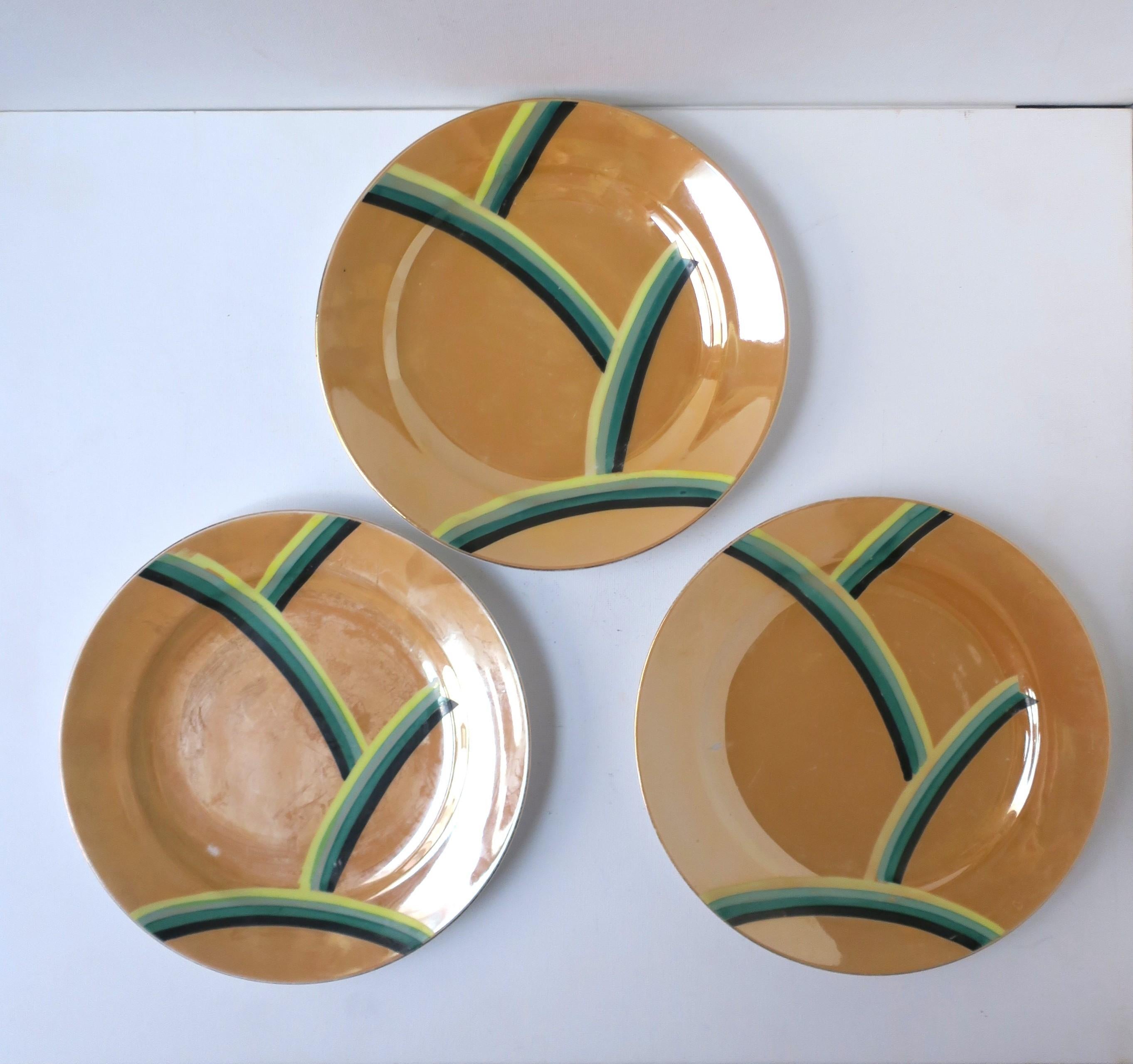 Colorido juego de tres (3) platos de porcelana japonesa con diseño moderno de los años 60 y 70, pintados a mano, de mediados a finales del siglo XX, años 60 y 70, Japón. Japón es conocido por su porcelana fina. El conjunto está pintado a mano, como