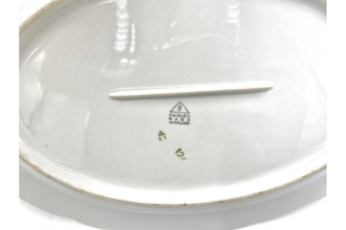 Porcelain platter with a floral pattern

Produced by Ćmielów in the 1960s.

height 4cm, width 37cm, depth 24cm