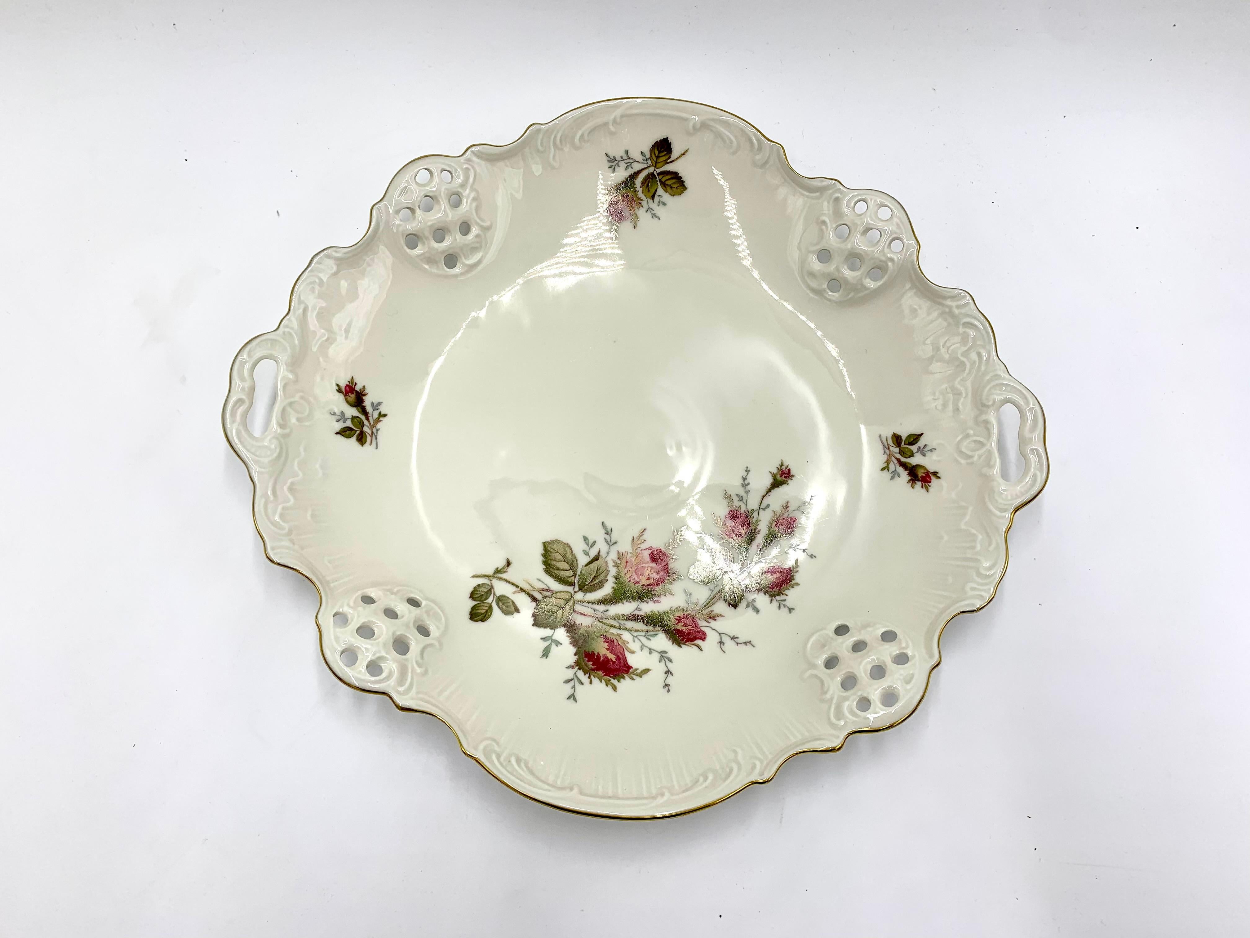 Porcelain platter with openwork decorations and a rose motif.

Signed Rosenthal Classic Rose.

Made in Germany in the 70s of the last century.

Very good condition, no damage.

Measures: Height 4cm / width 30.5 cm / depth 28cm.