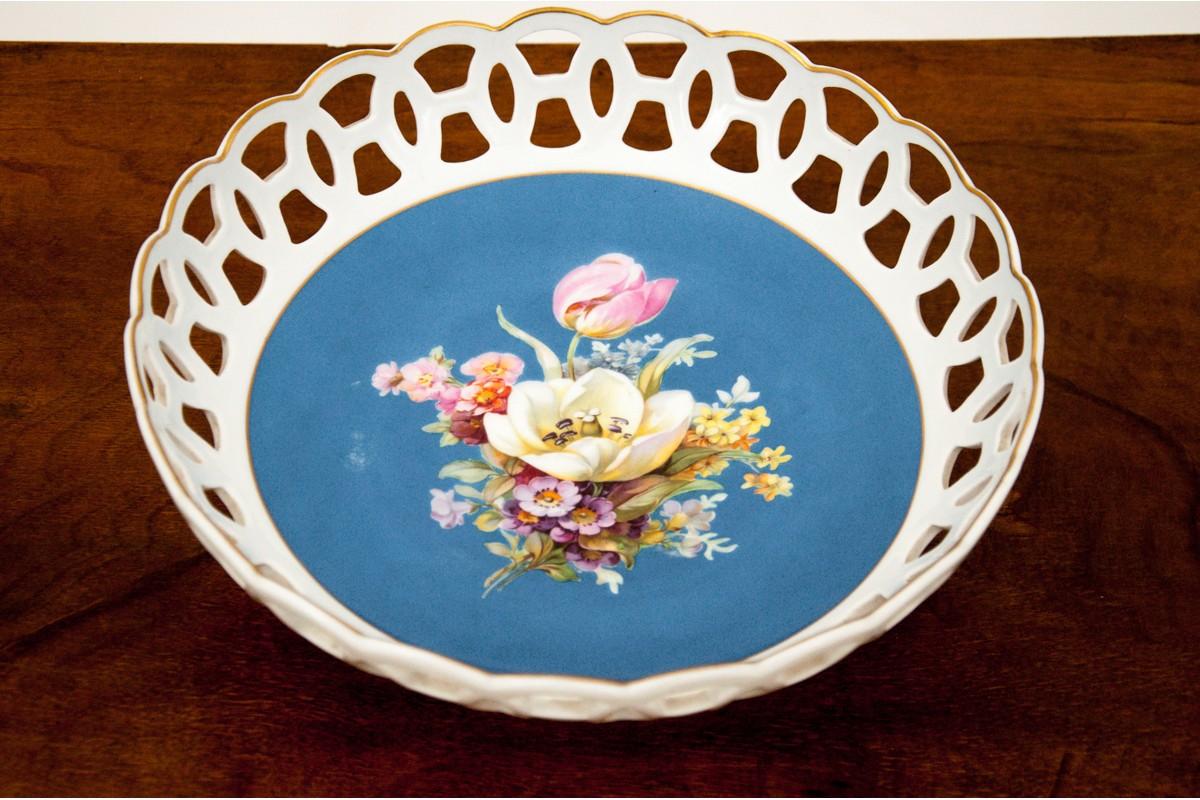 Plat en porcelaine Rosenthal.
Décoration ajourée et motif floral.
Très bon état.
Dimensions : hauteur 9,5 cm / diamètre 27 cm.