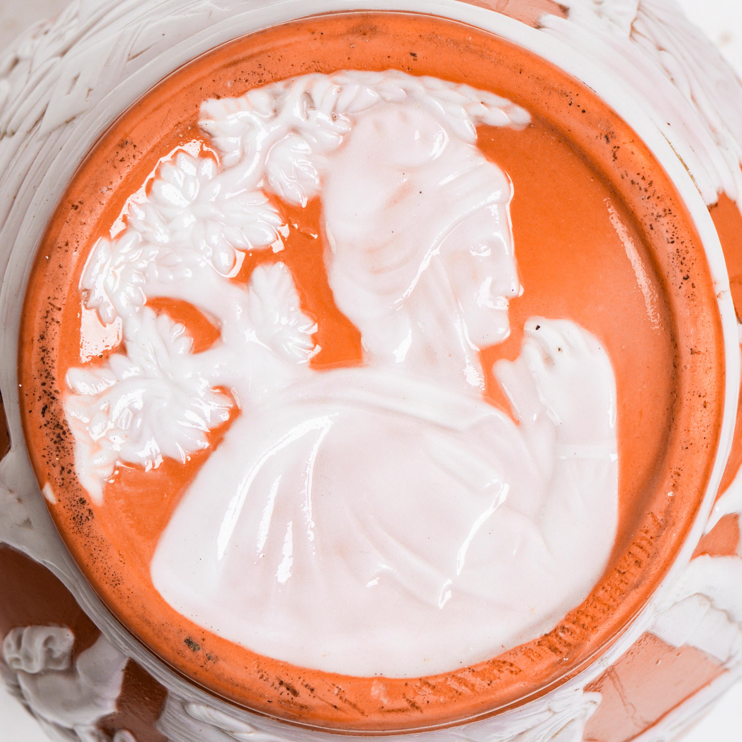 Eine englische Pate-Sur-Pate-Porzellan-Portland-Vase, möglicherweise Grainger, Worcester.
Mit zusätzlichen Reliefdetails am Sockel.
Außen gebrannte orangefarbene Glasur, innen weißes Finish.
England, um 1860.