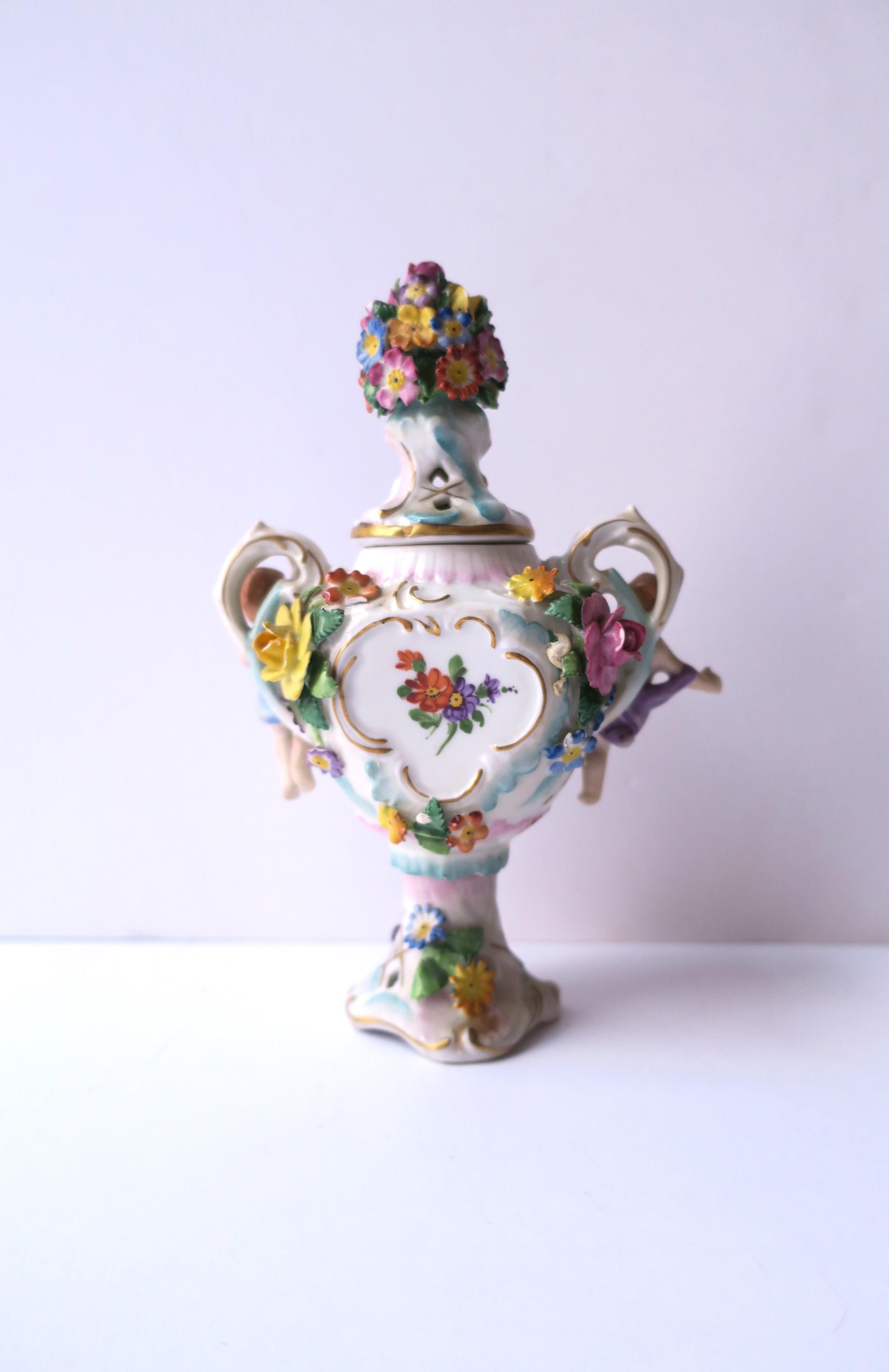 Porzellan- Potpourri-Urne im Rocco-Stil aus Porzellan, ca. 19. Jahrhundert im Angebot 8