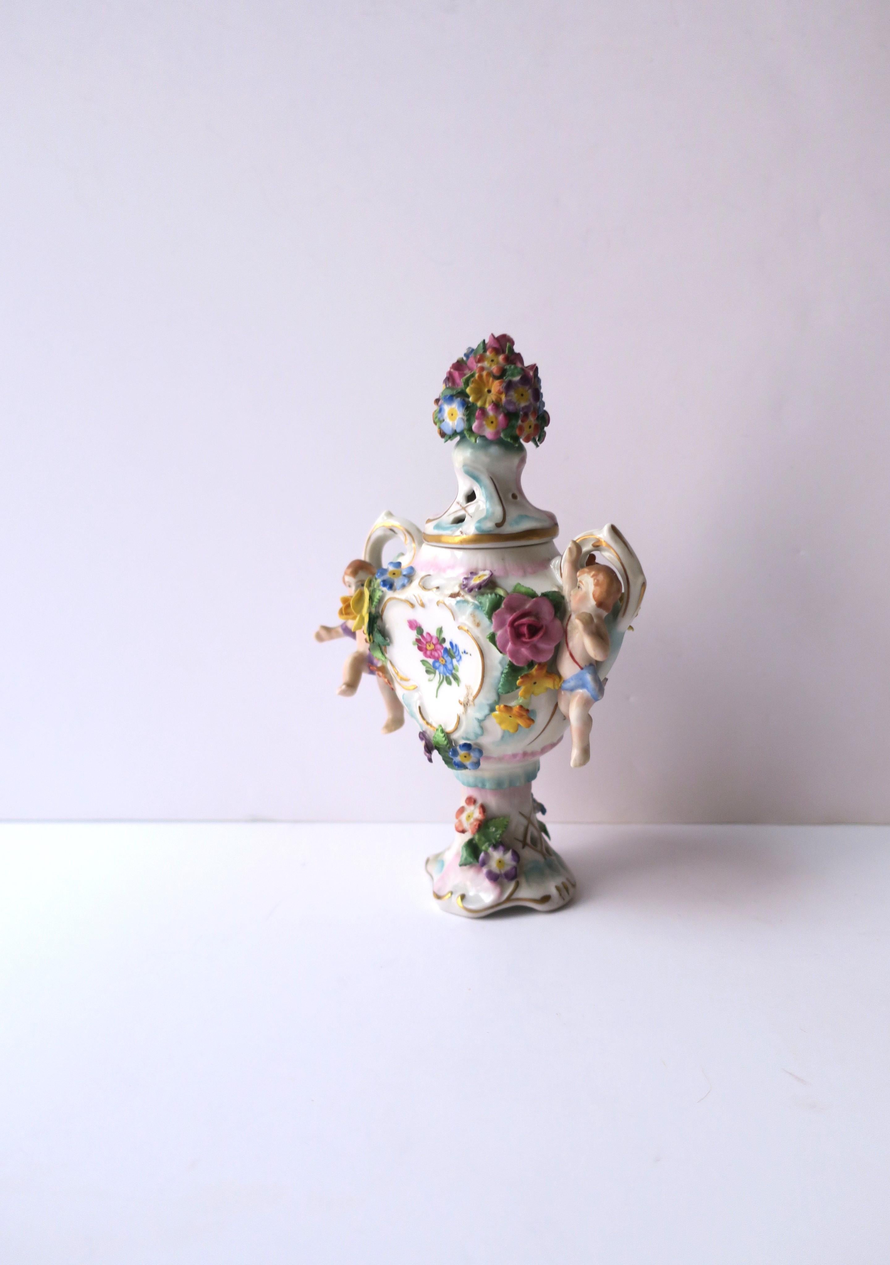 Porzellan- Potpourri-Urne im Rocco-Stil aus Porzellan, ca. 19. Jahrhundert (Deutsch) im Angebot