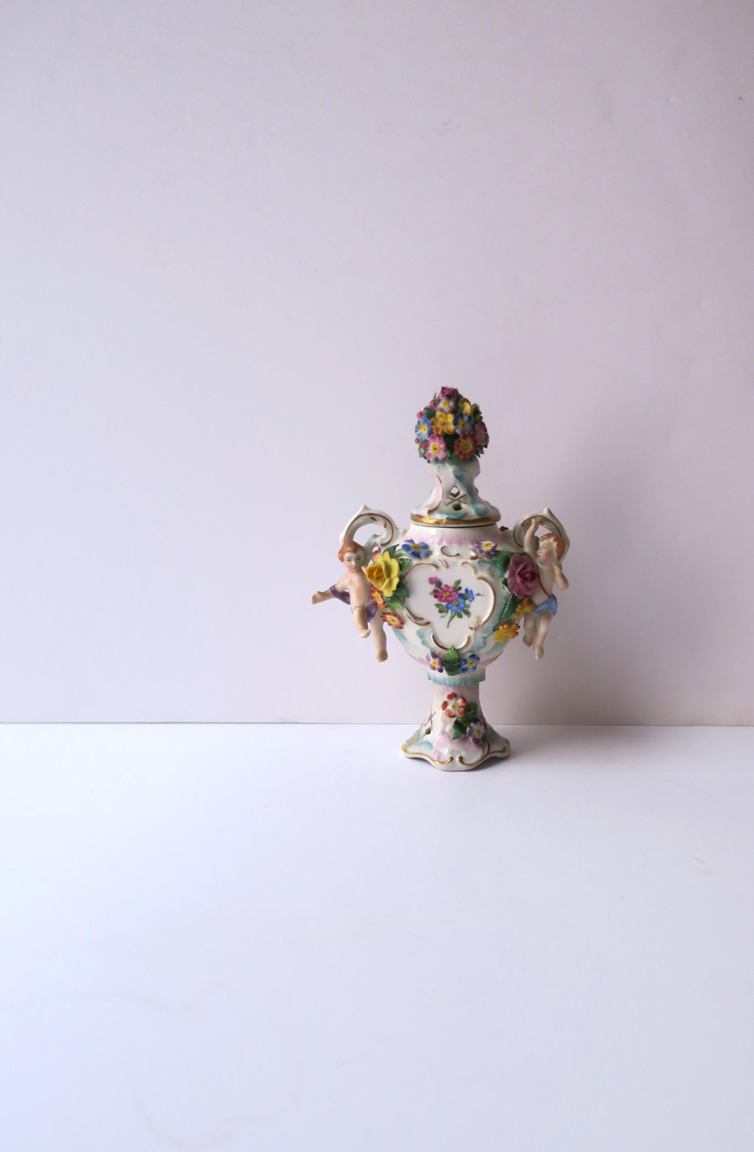 Porzellan- Potpourri-Urne im Rocco-Stil aus Porzellan, ca. 19. Jahrhundert im Angebot 1