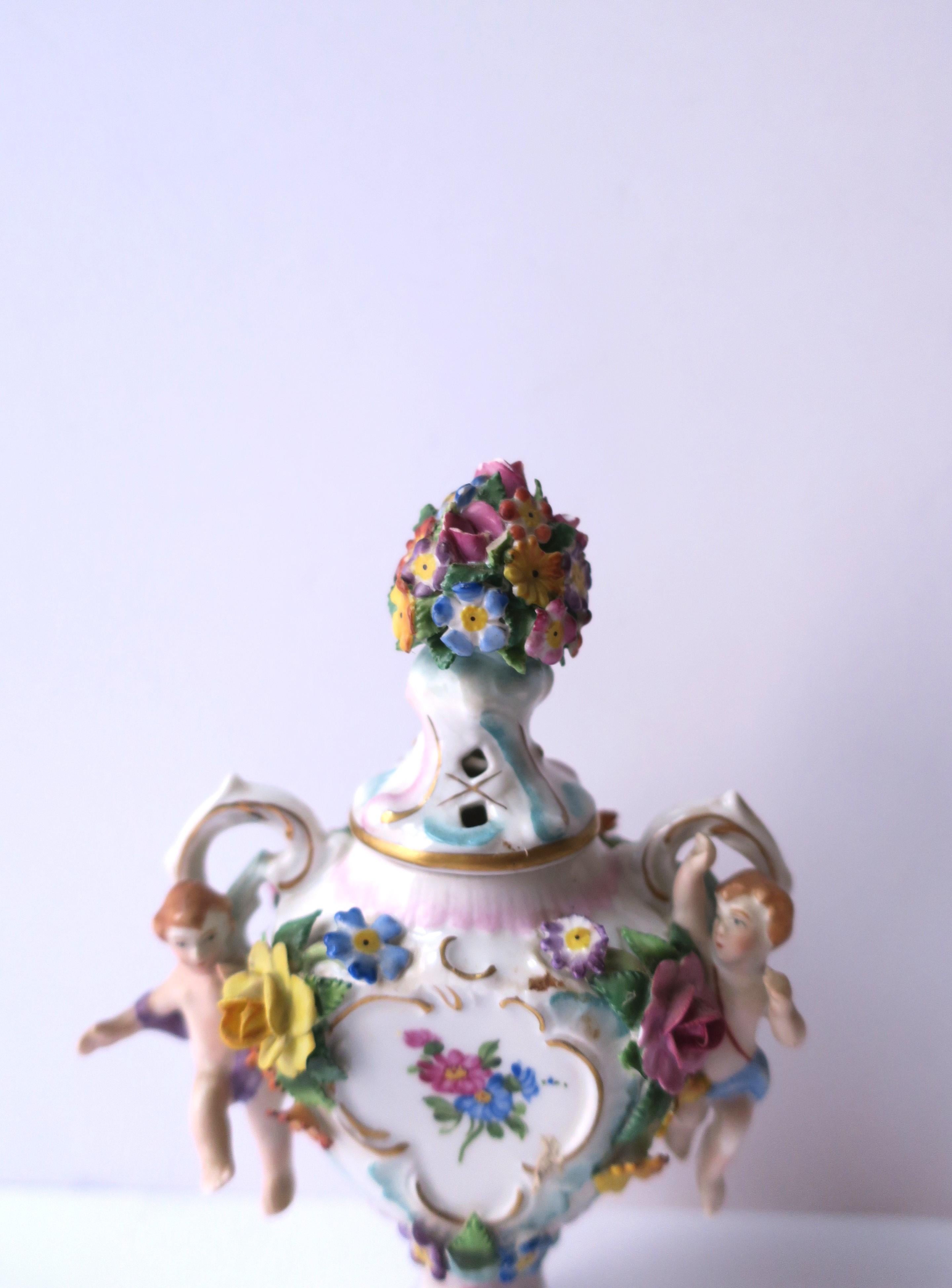 Porzellan- Potpourri-Urne im Rocco-Stil aus Porzellan, ca. 19. Jahrhundert im Angebot 2