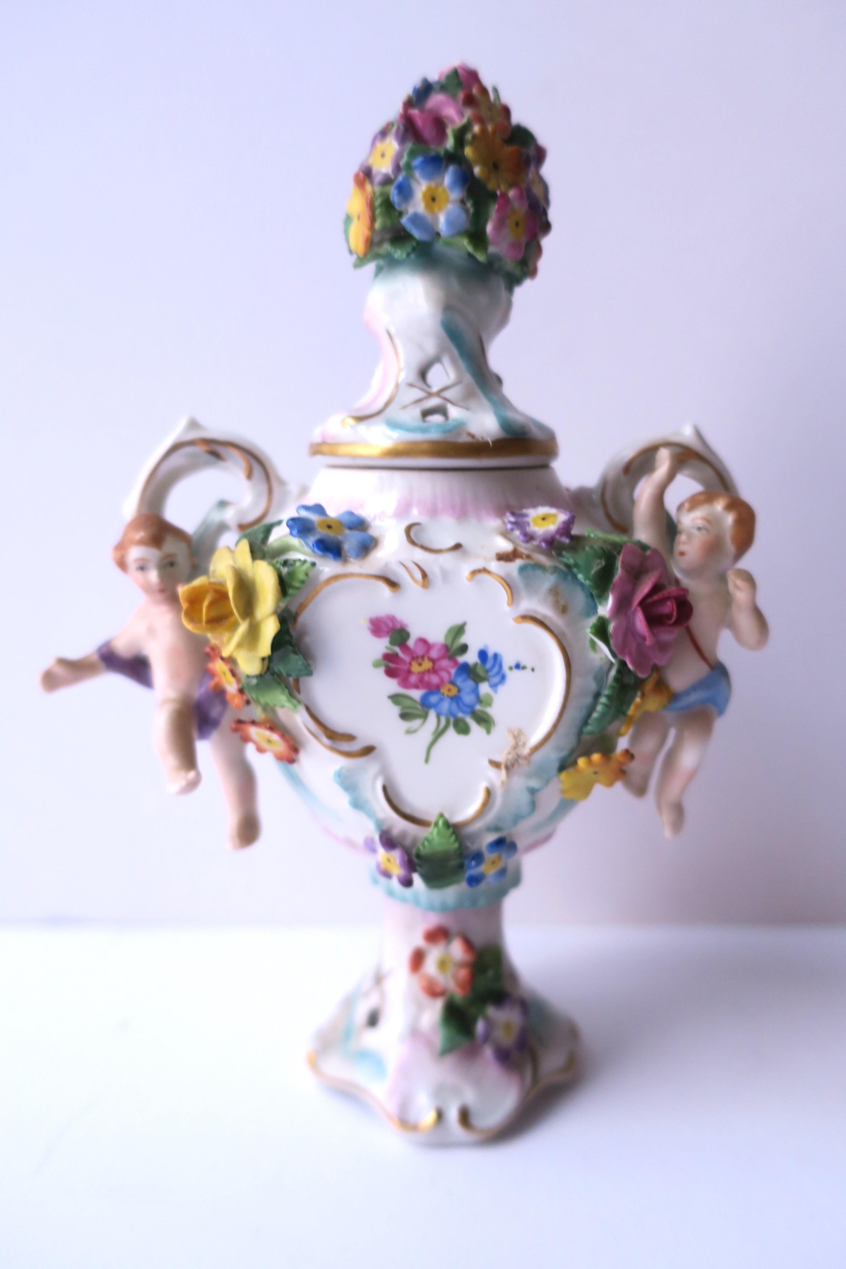Porzellan- Potpourri-Urne im Rocco-Stil aus Porzellan, ca. 19. Jahrhundert im Angebot 3
