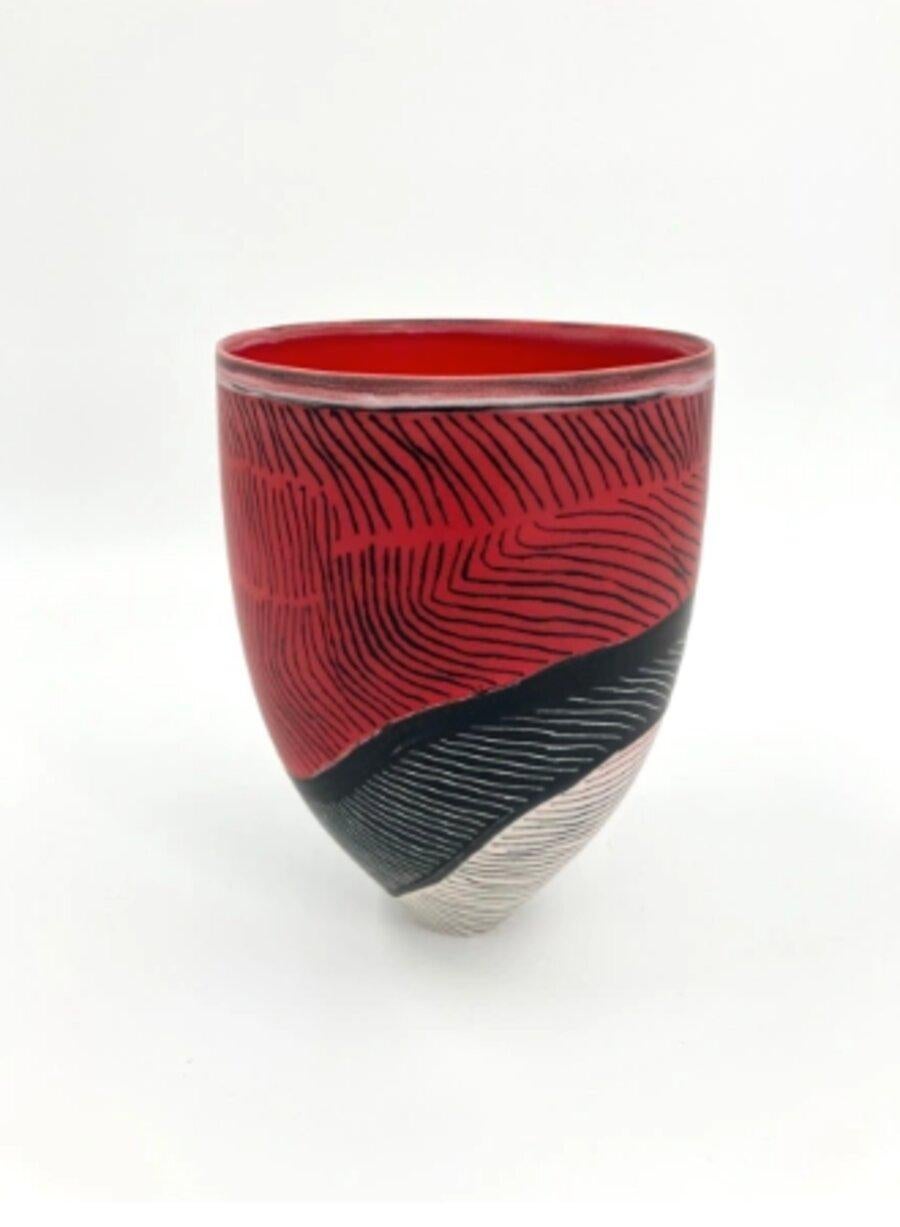 Smaltato Vaso in porcellana rossa, bianca e nera di Pippin Drysdale in vendita